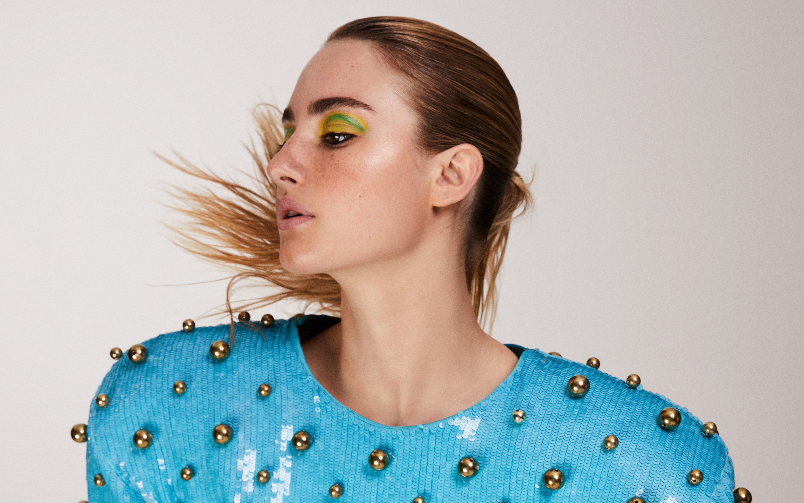 Актриса Грейс ван Паттен на сером фоне