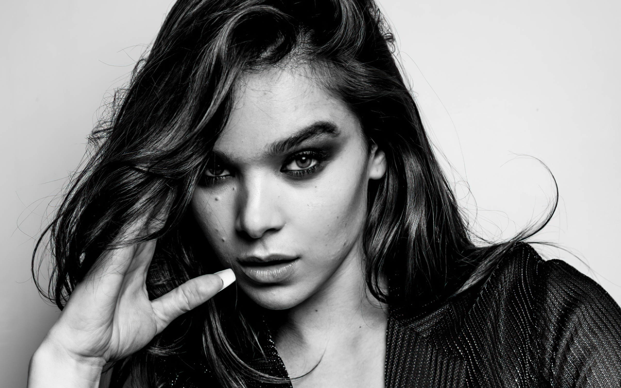 Актриса Хейли Стейнфилд черно-белое фото