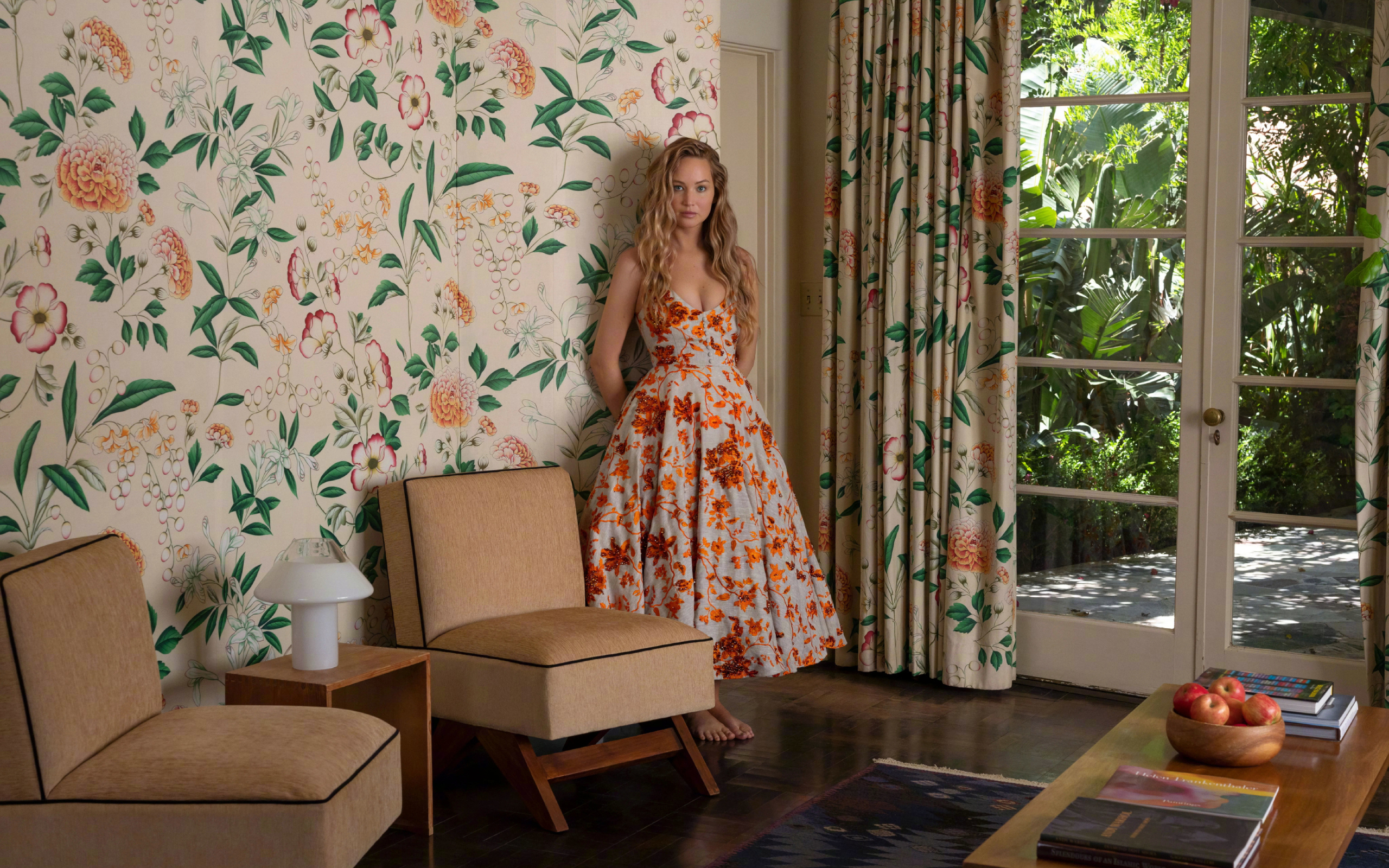 Актриса Дженнифер Лоуренс в красивом платье в комнате