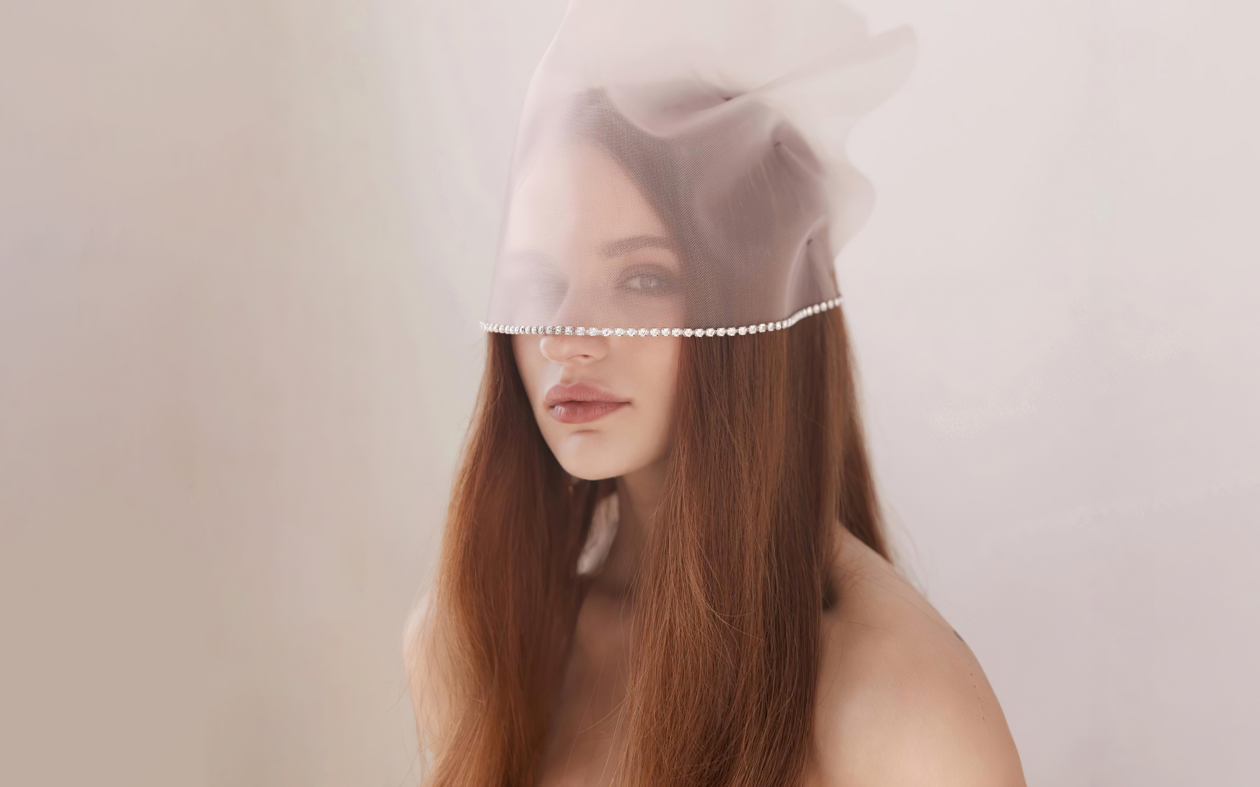 Актриса Джоуи Кинг с вуалью на лице