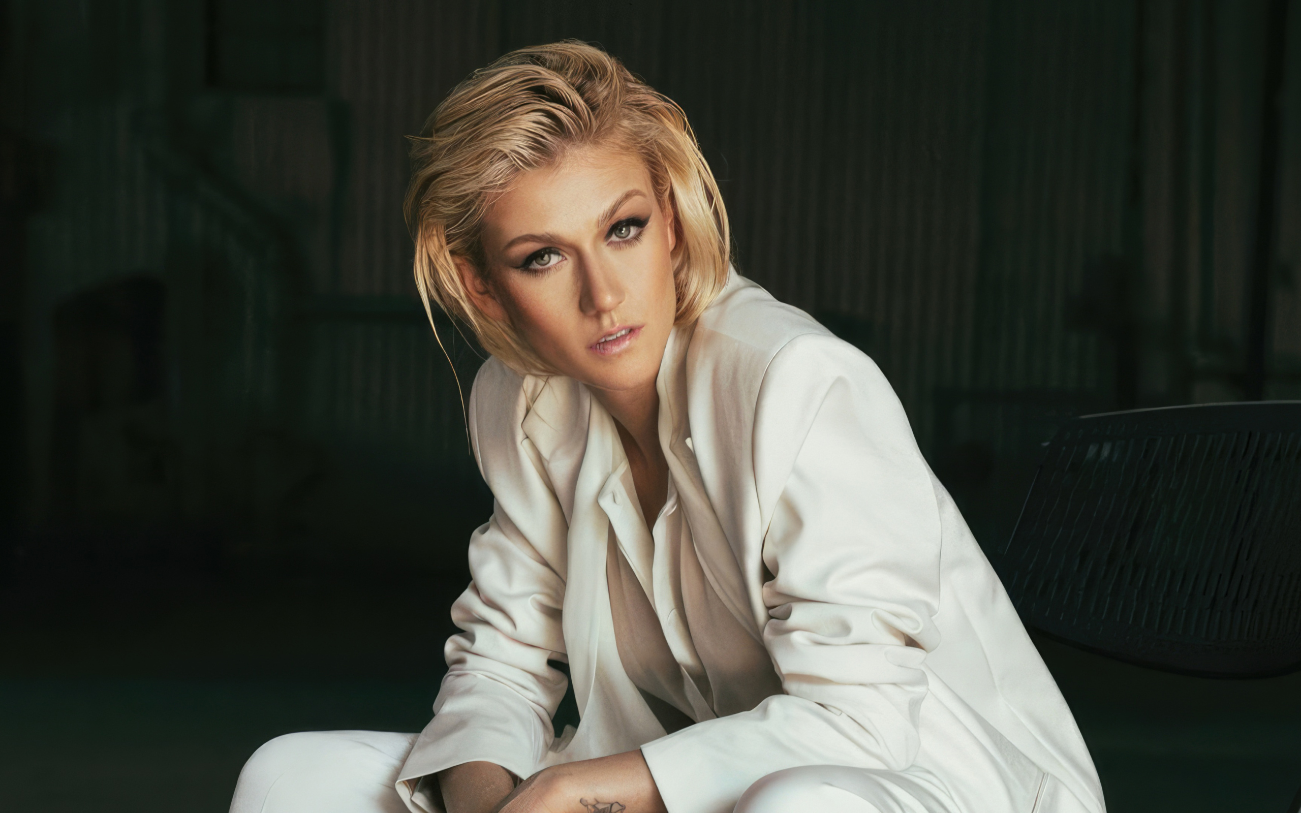 Актриса Кэтрин Макнамара в белом костюме