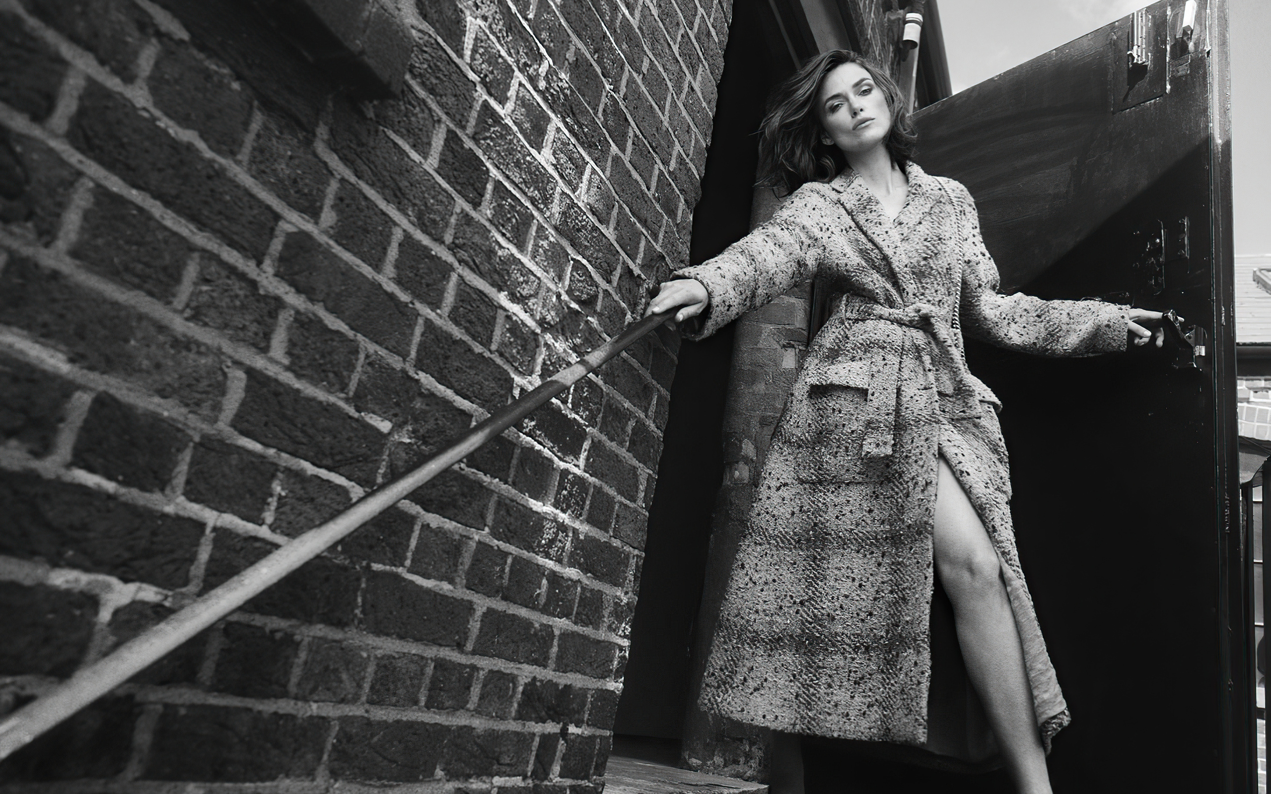 Актриса Кира Найтли в пальто у стены