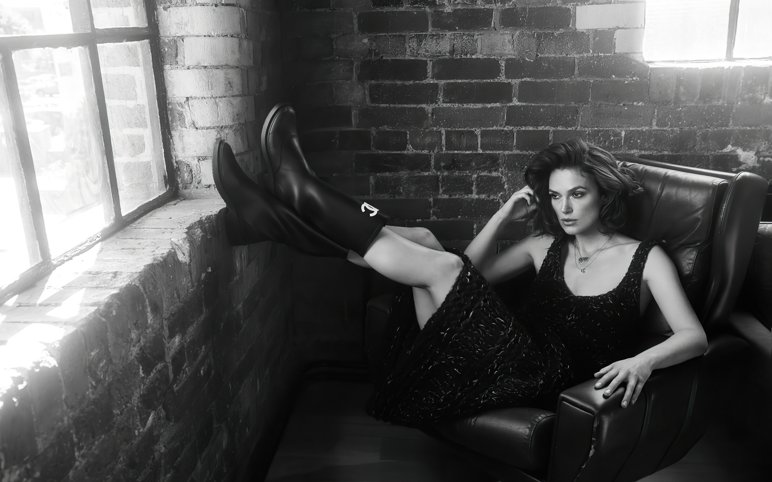 Актриса Кира Найтли лежит в кресле у стены