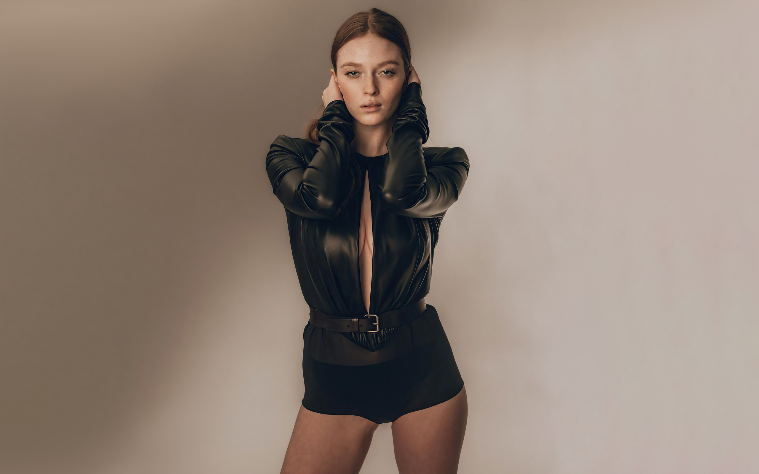 Актриса Ларсен Томпсон в черном костюме