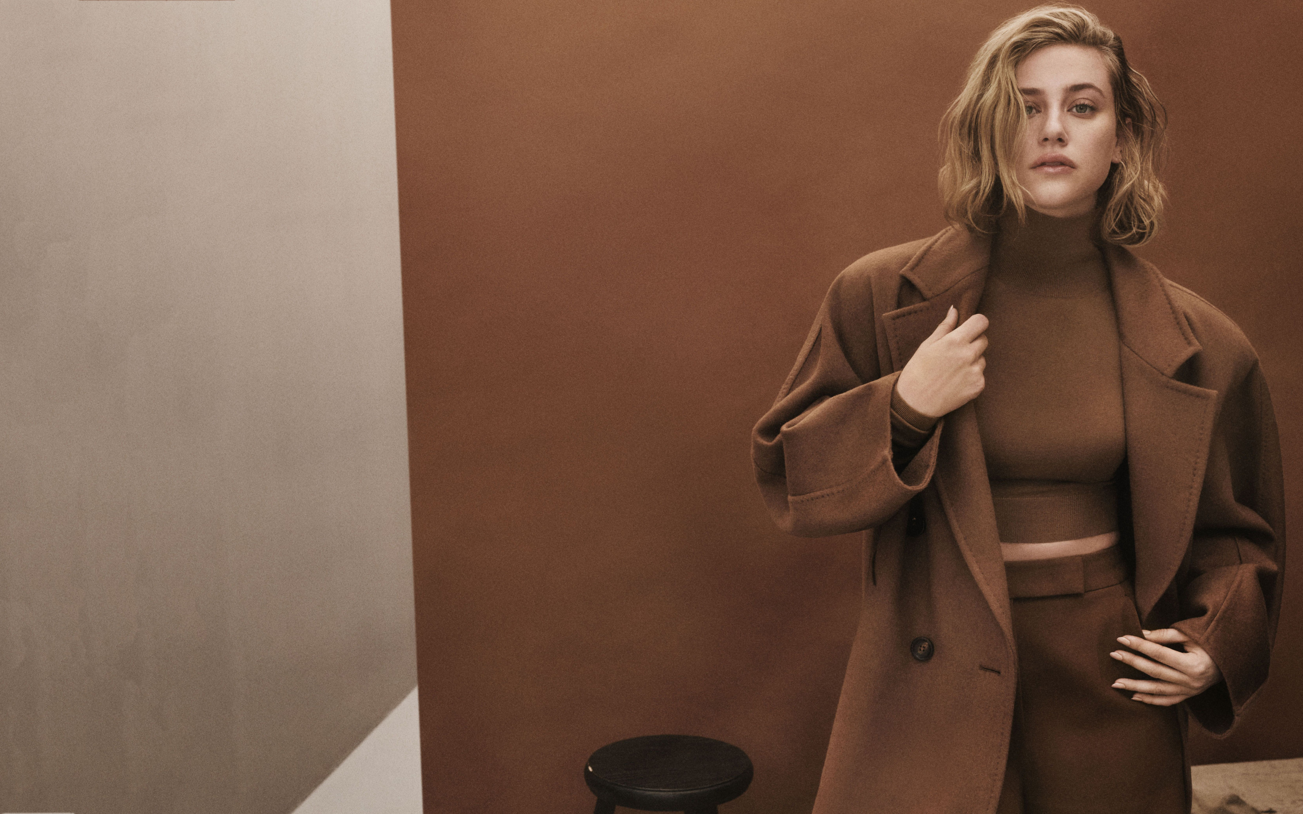 Актриса Лили Рейнхарт в коричневом пальто