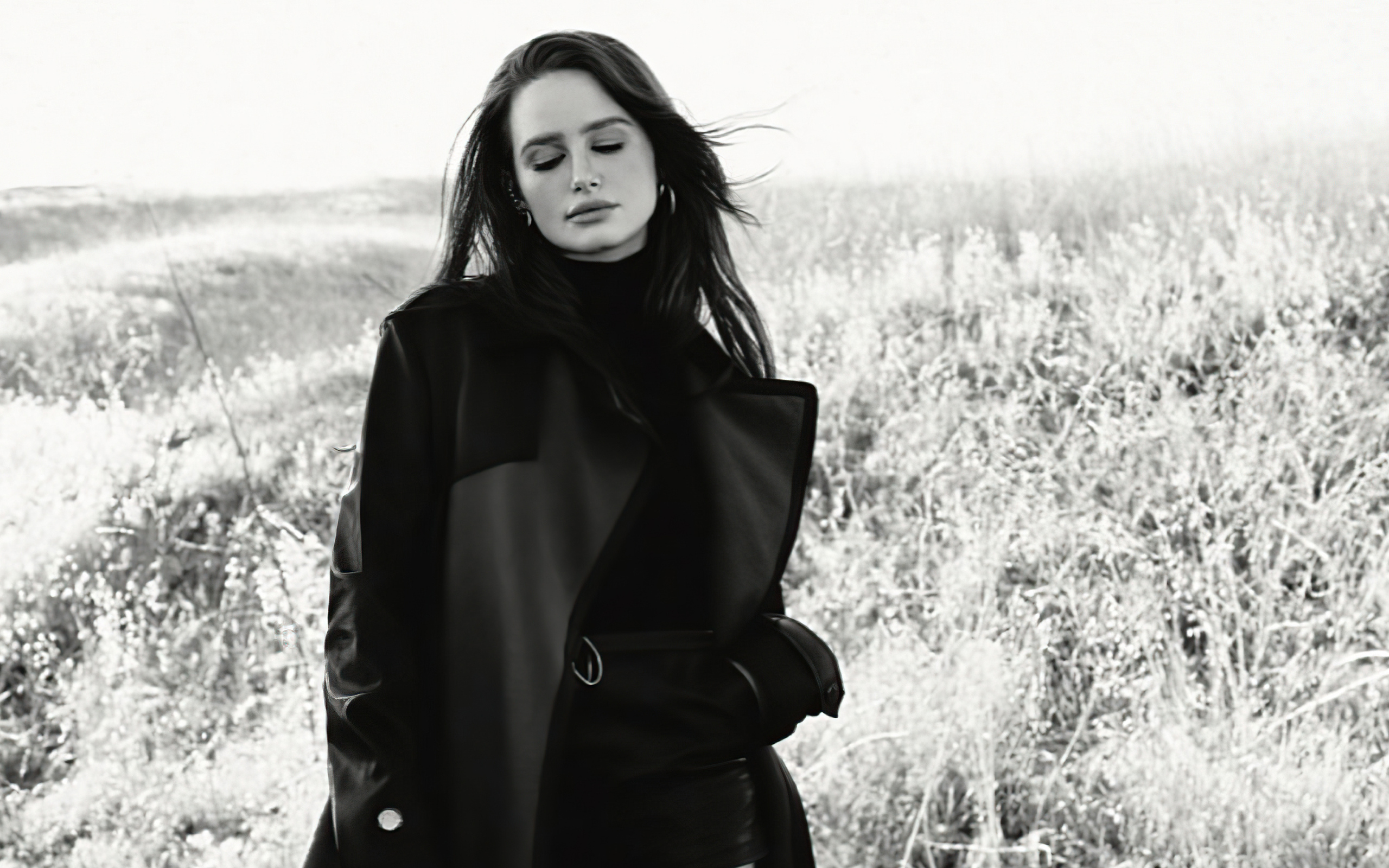 Актриса Мэделин Петш в черном пальто