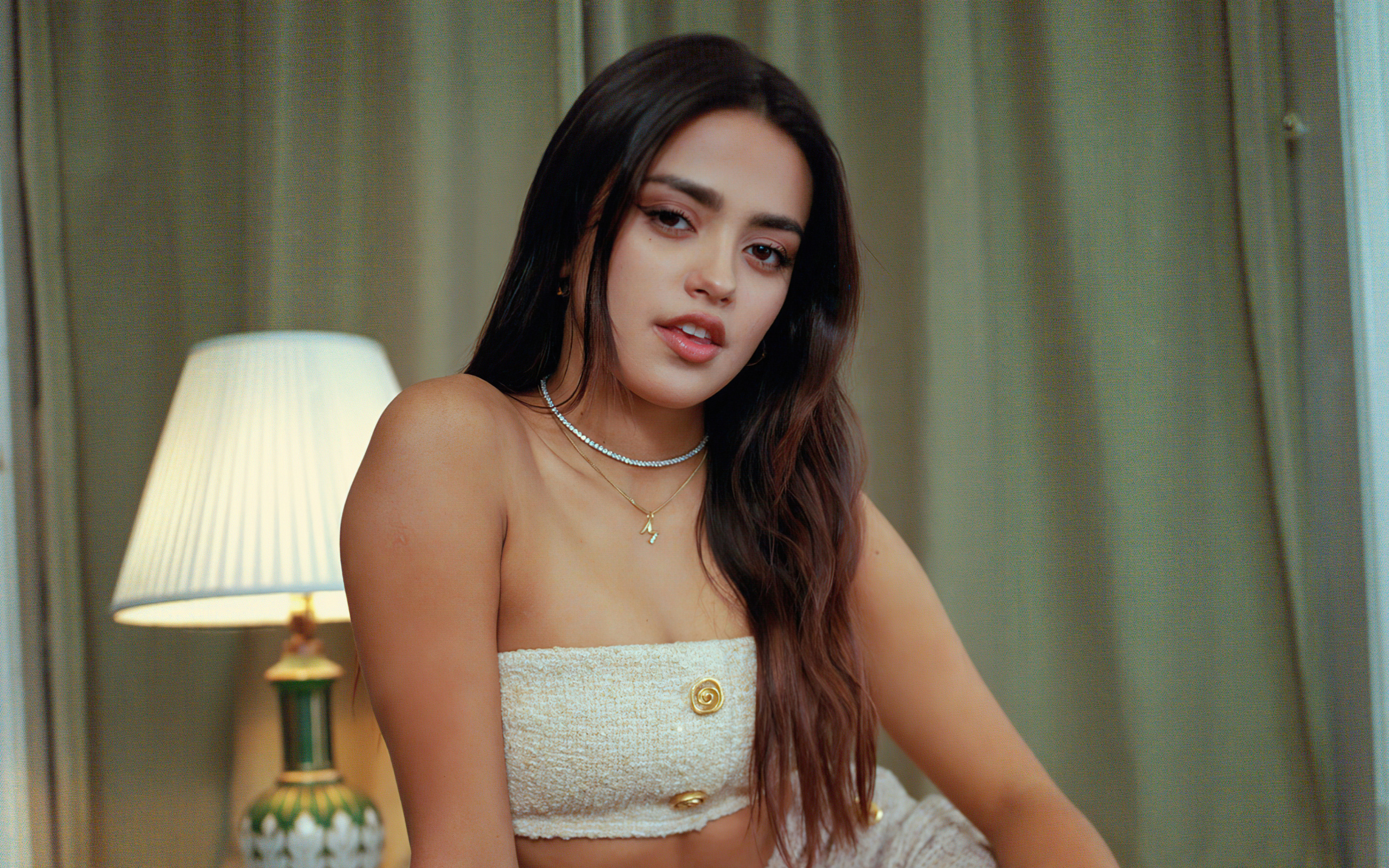 Длинные волосы у актрисы Майя Рефико