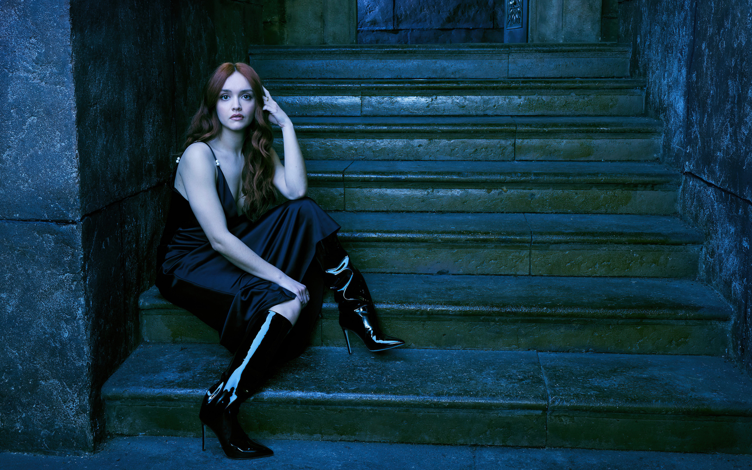 Актриса Оливия Кук сидит на ступеньках