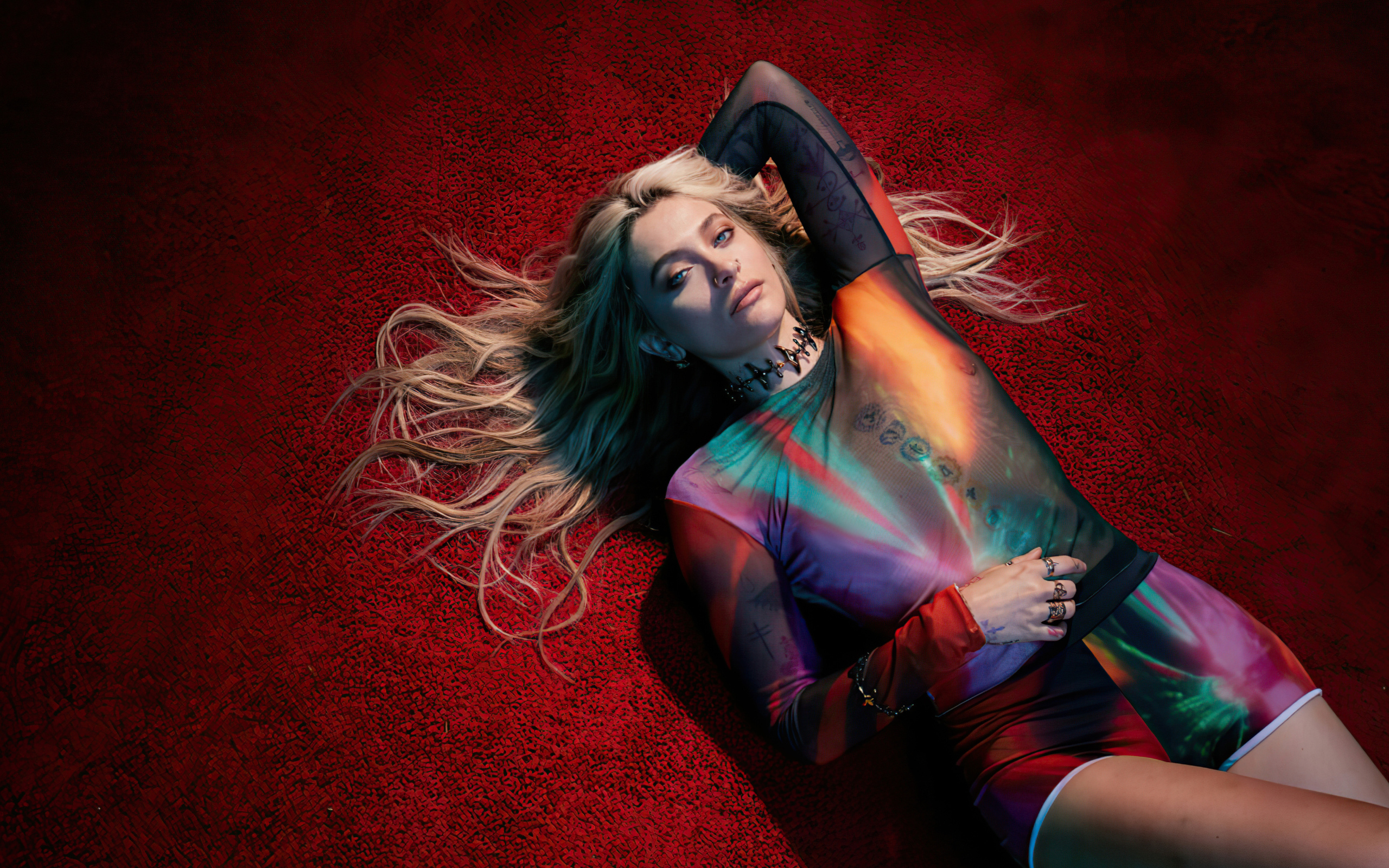 Актриса Пэрис Джексон лежит на красном полу