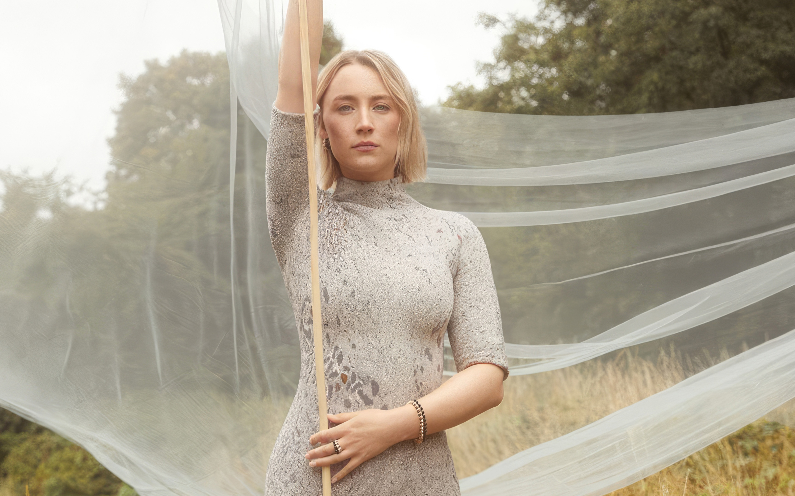 Актриса Сирша Ронан с белой тканью