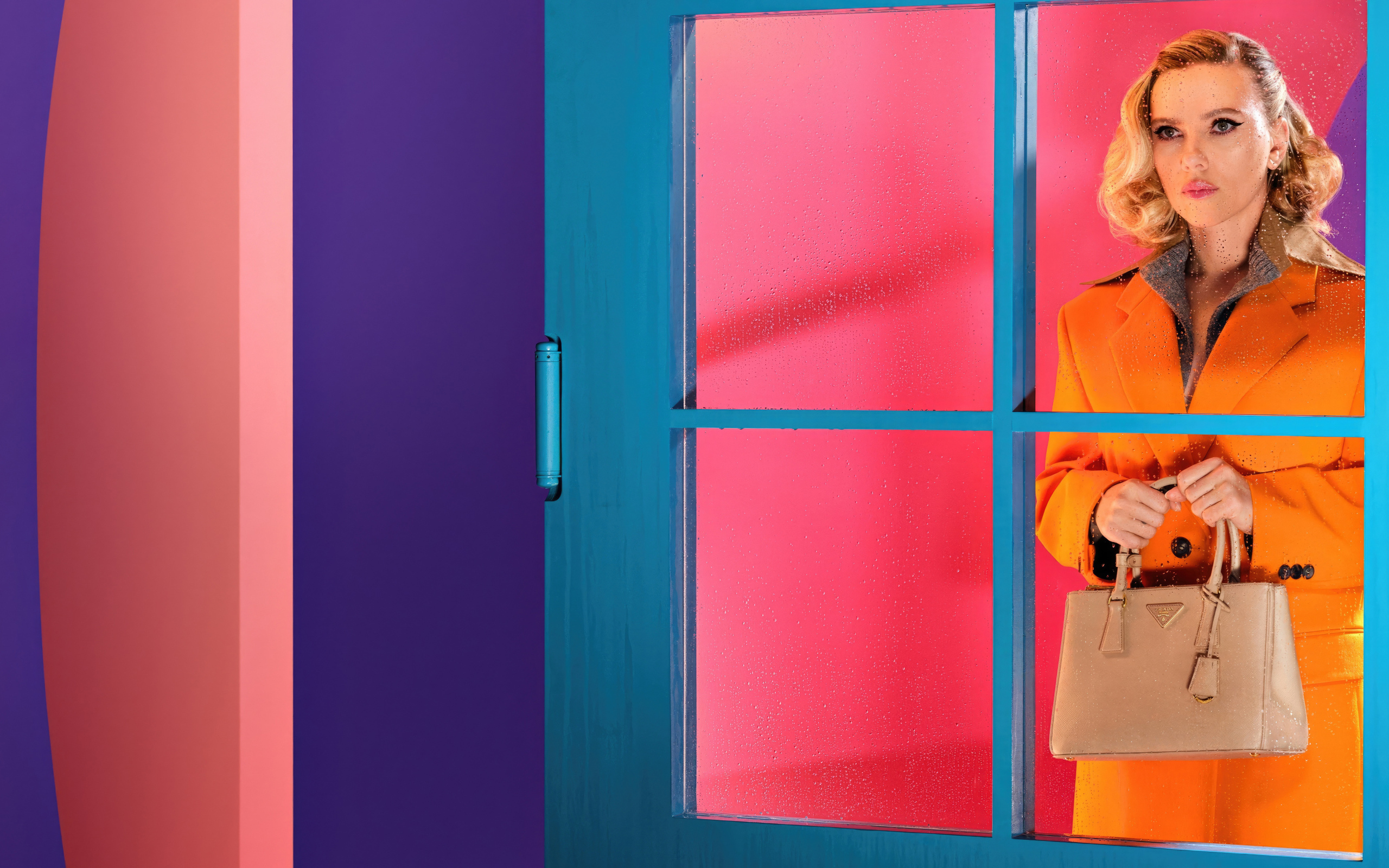 Актриса Скарлетт Йоханссон стоит у двери