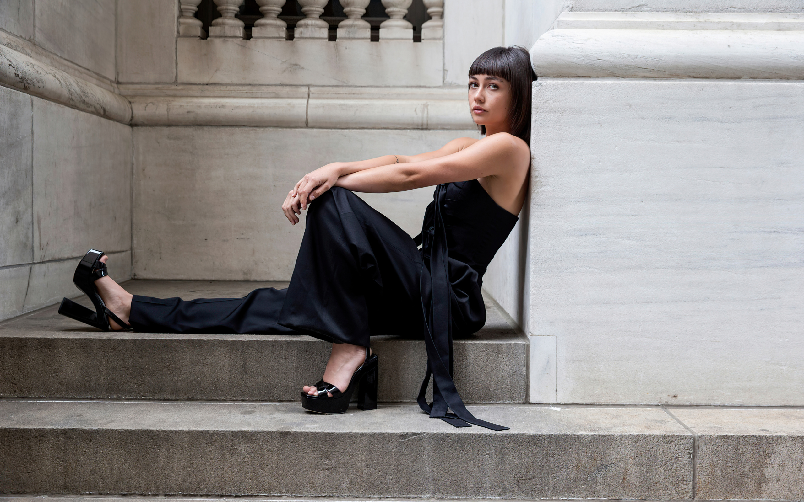 Актриса Сидни Чэндлер сидит на ступеньках