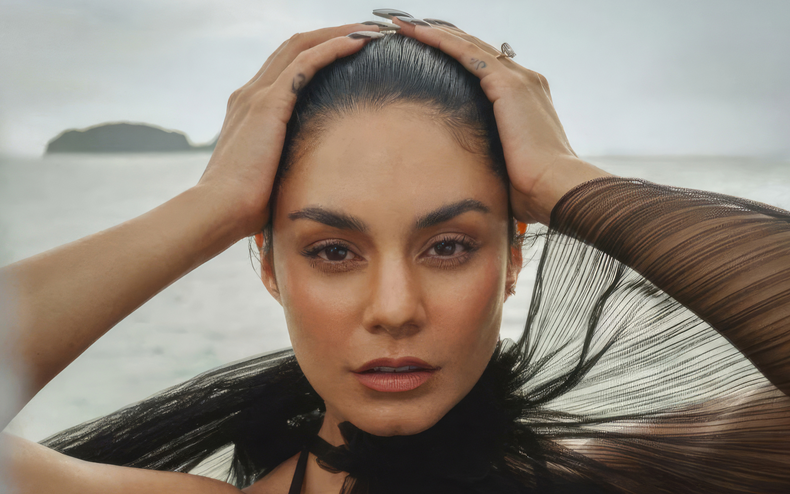 Актриса Ванесса Хадженс стоит в воде