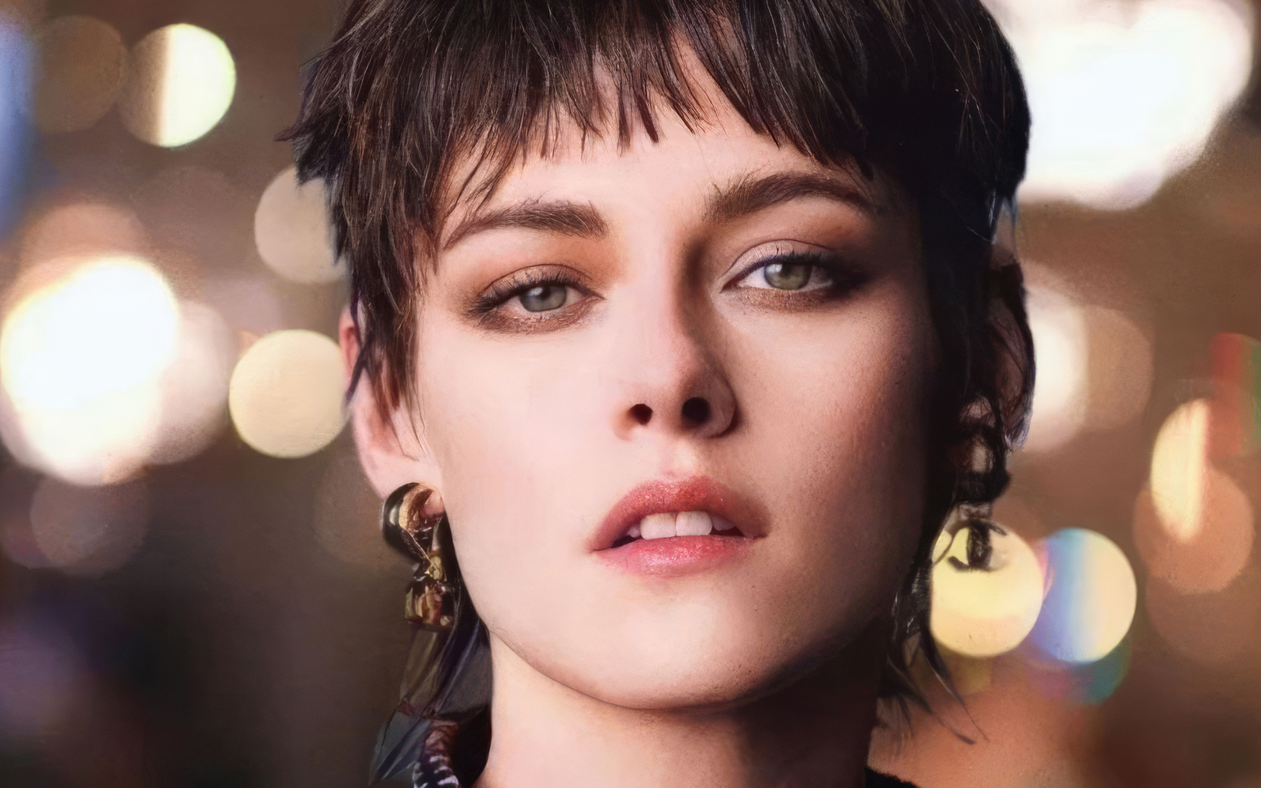 Американская актриса Кристен Стюарт с короткой стрижкой