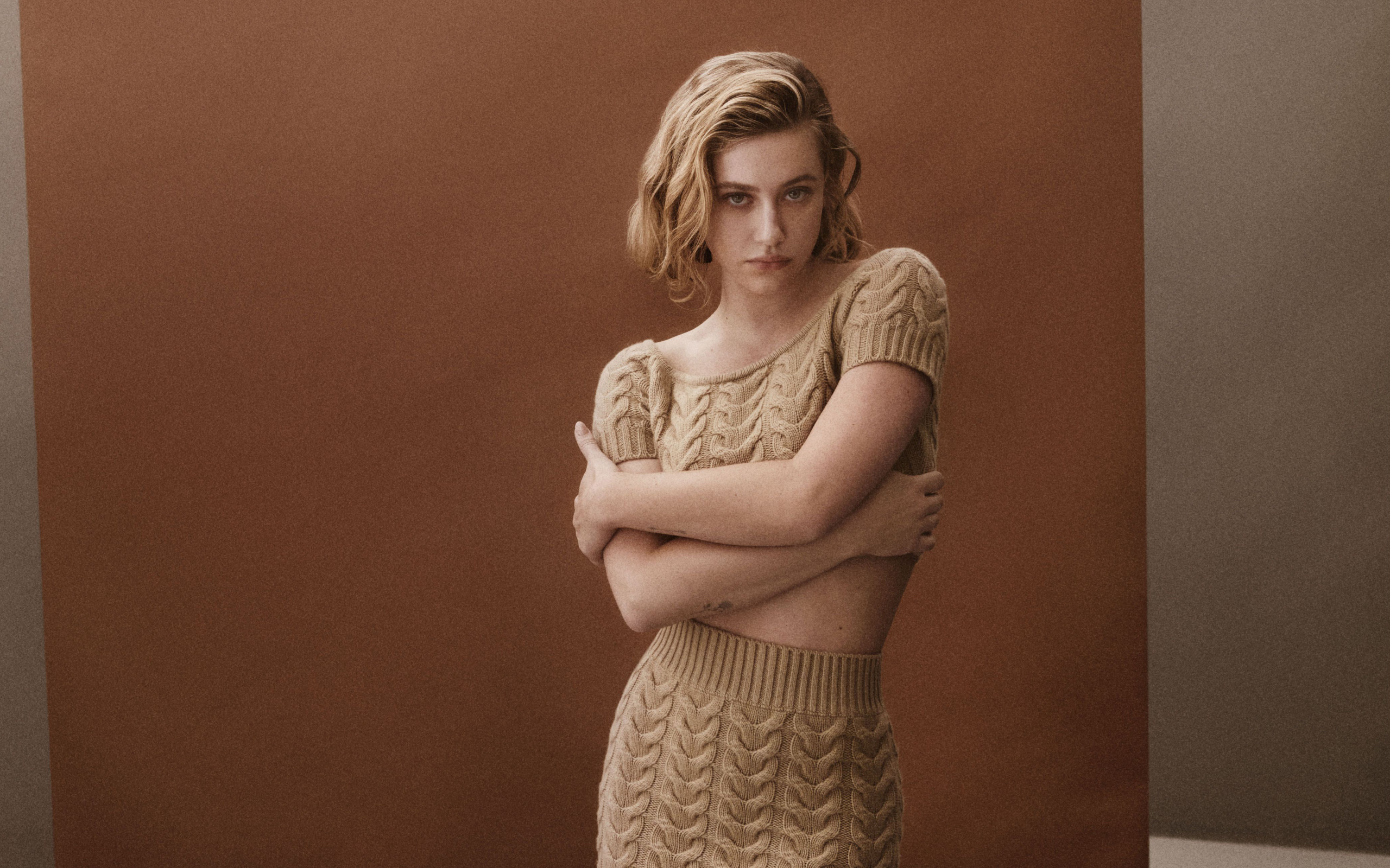 Американская актриса Лили Рейнхарт в вязаном костюме