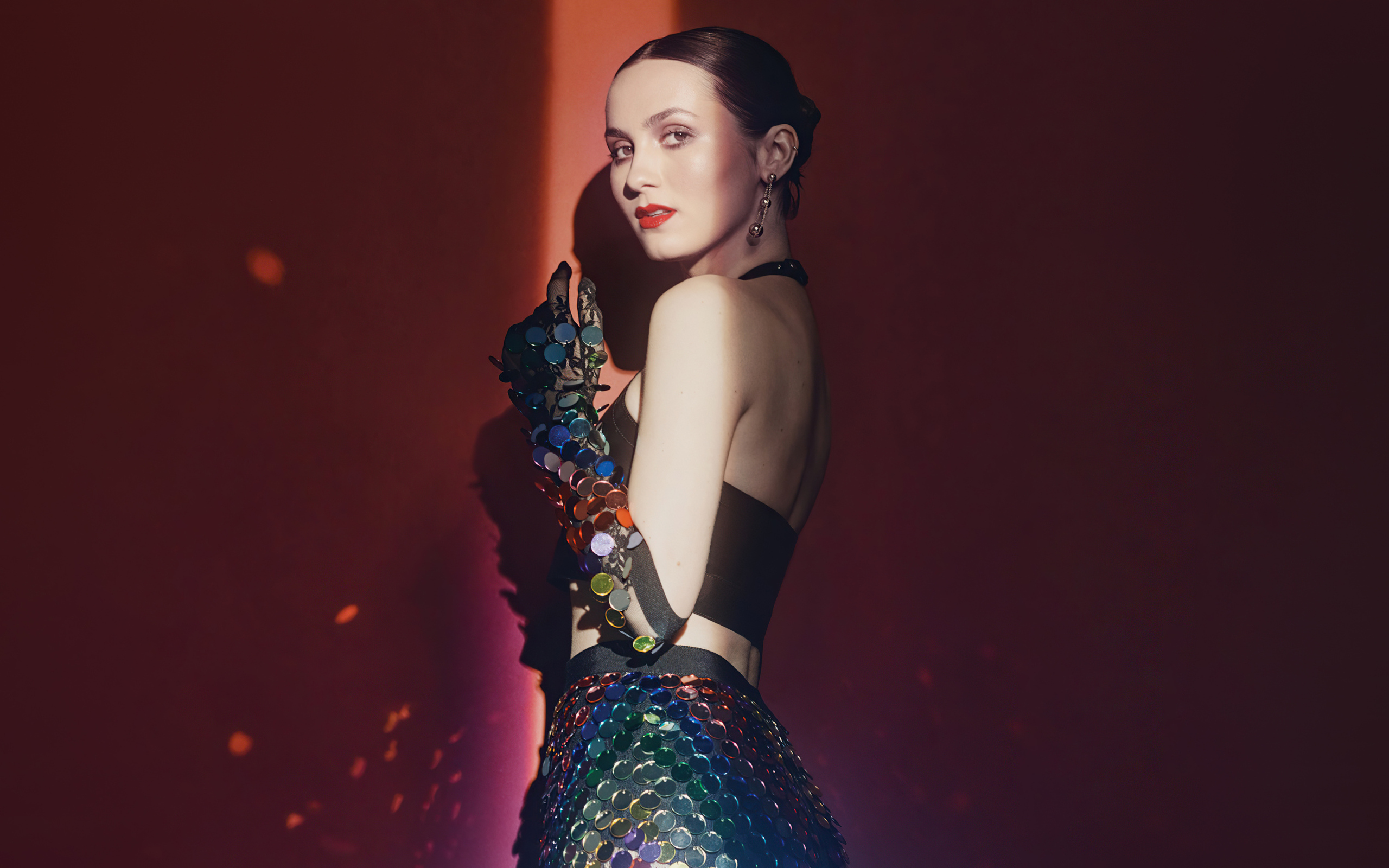 Американская актриса Мод Апатоу в ярком платье