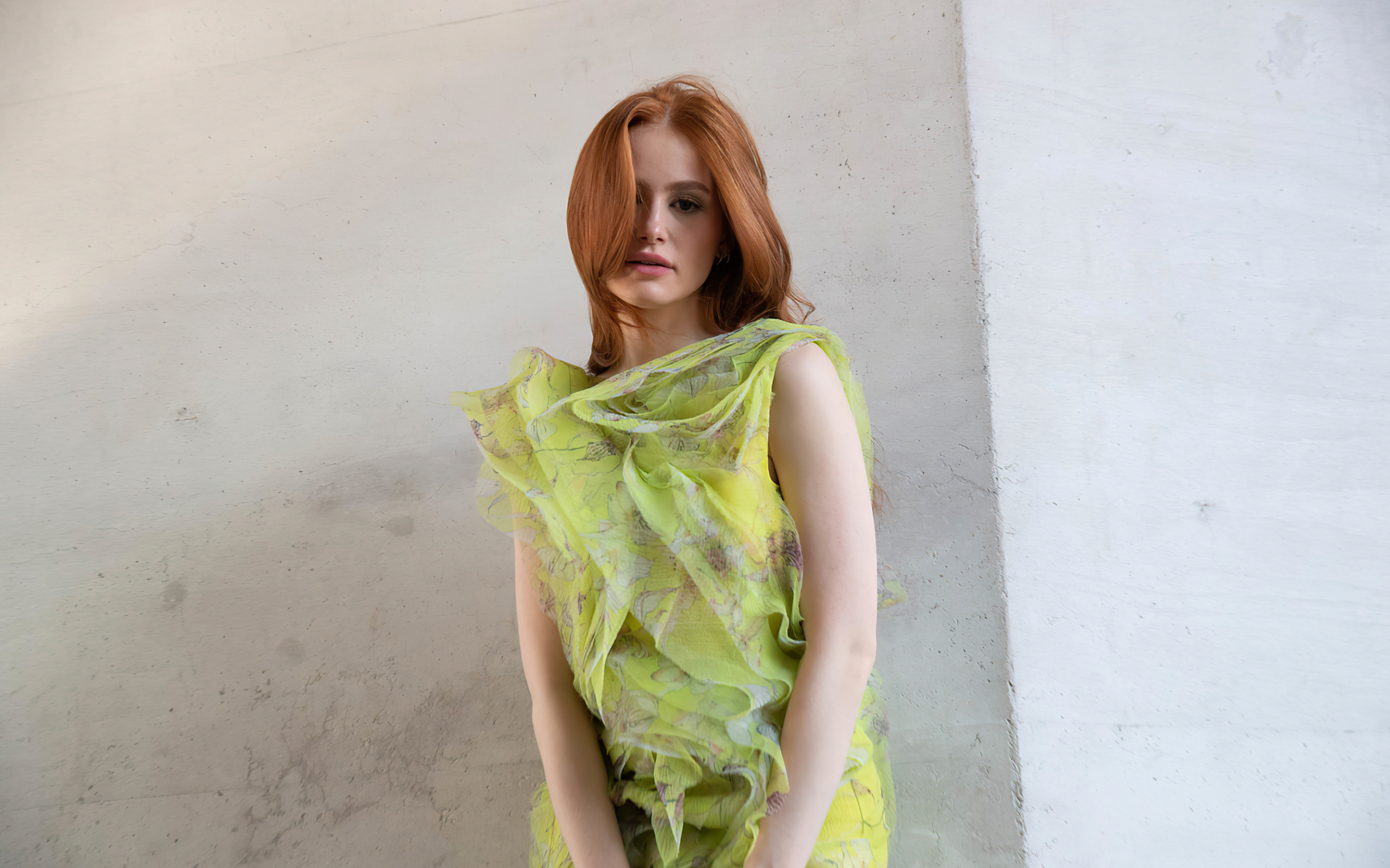 Американская рыжеволосая актриса Мэделин Петш у стены