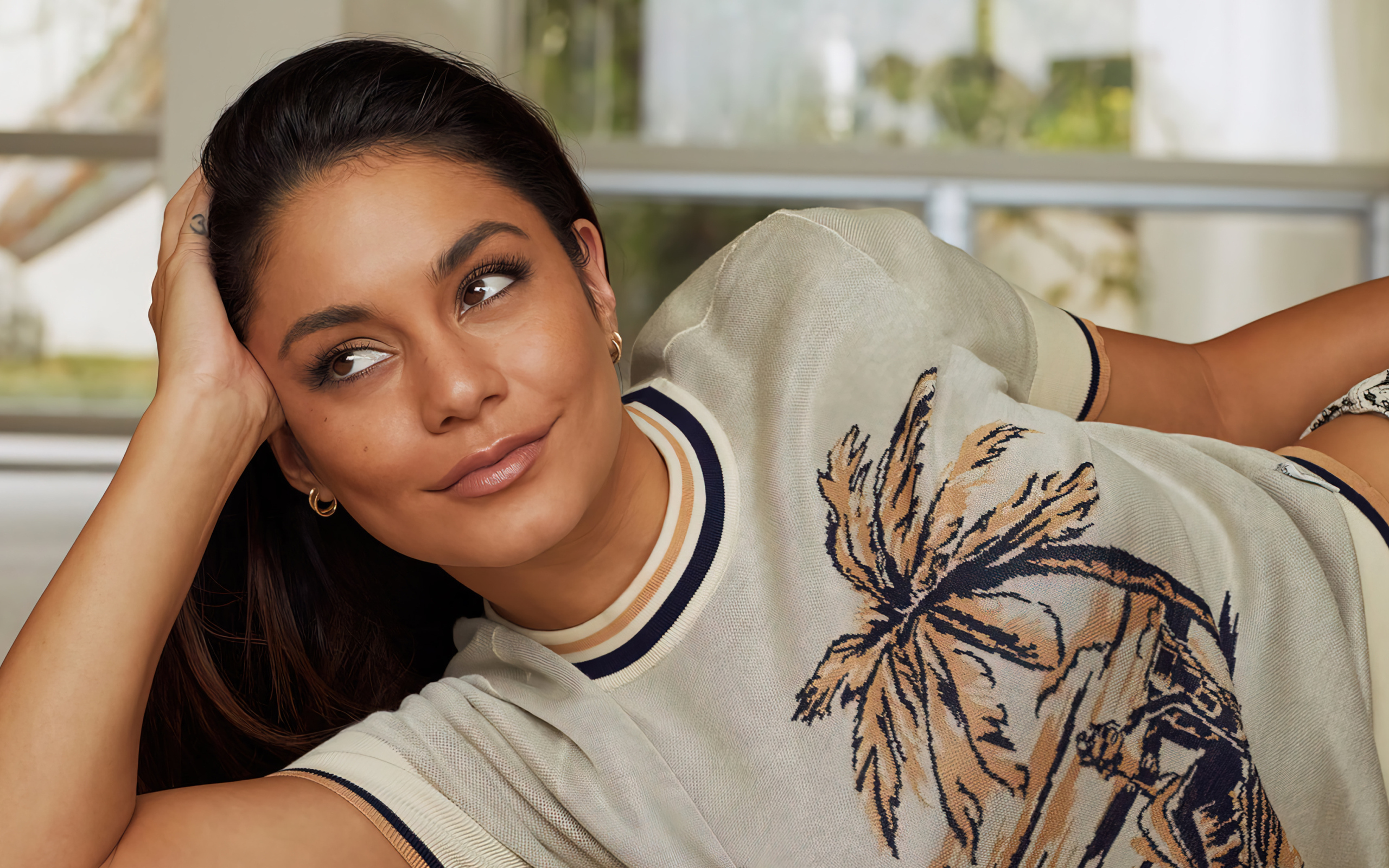 Красивая актриса Ванесса Хадженс лежит на кровати