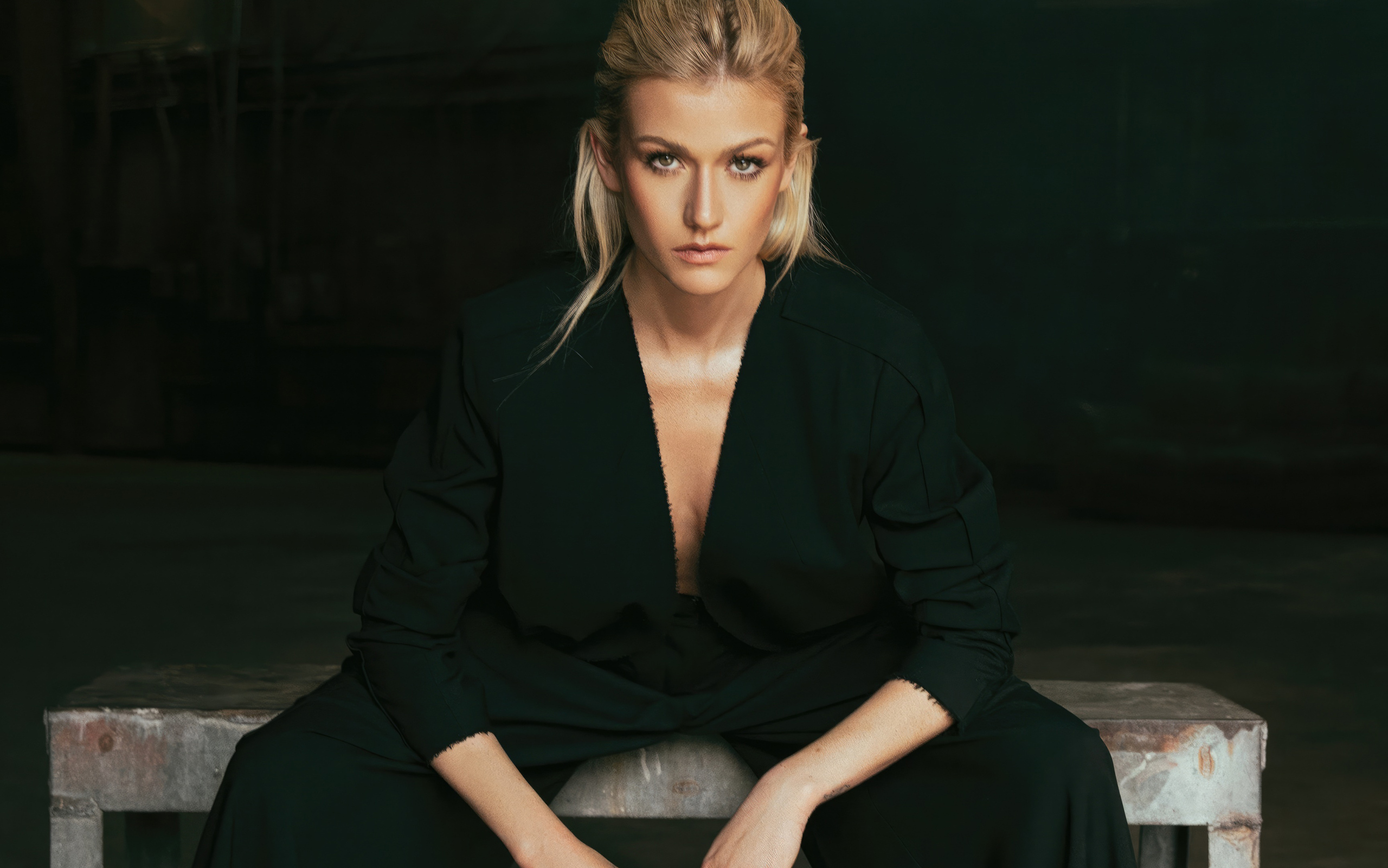 Красивая блондинка  актриса Кэтрин Макнамара в черном костюме