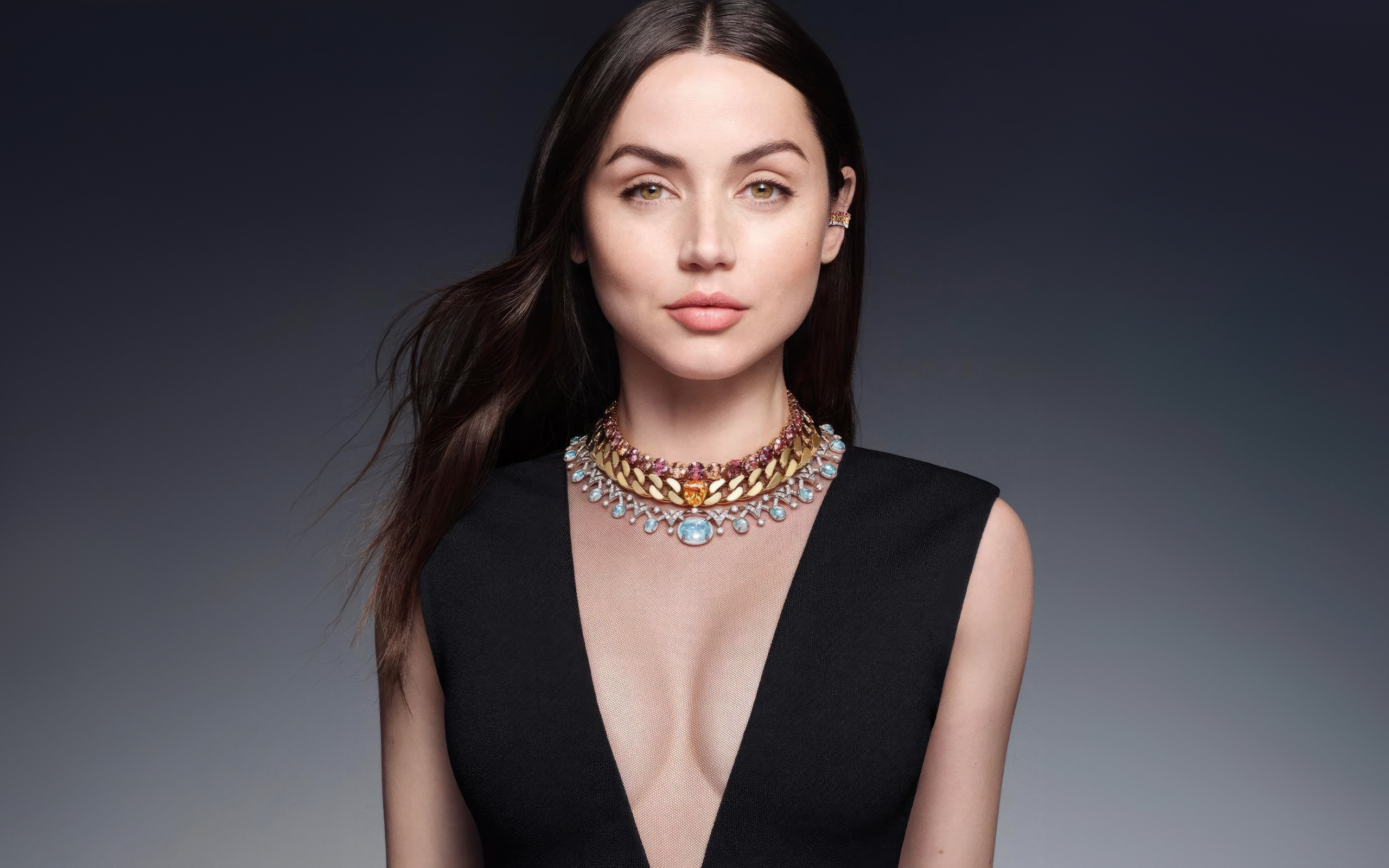 Красивое украшение на шее актрисы Ана де Армас