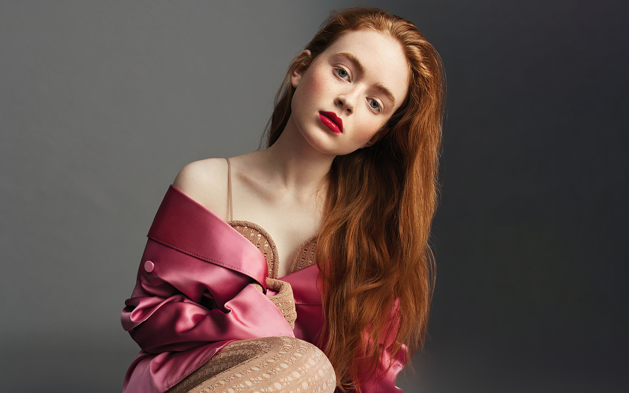 Красивая рыжеволосая девушка Сэди Синк на сером фоне