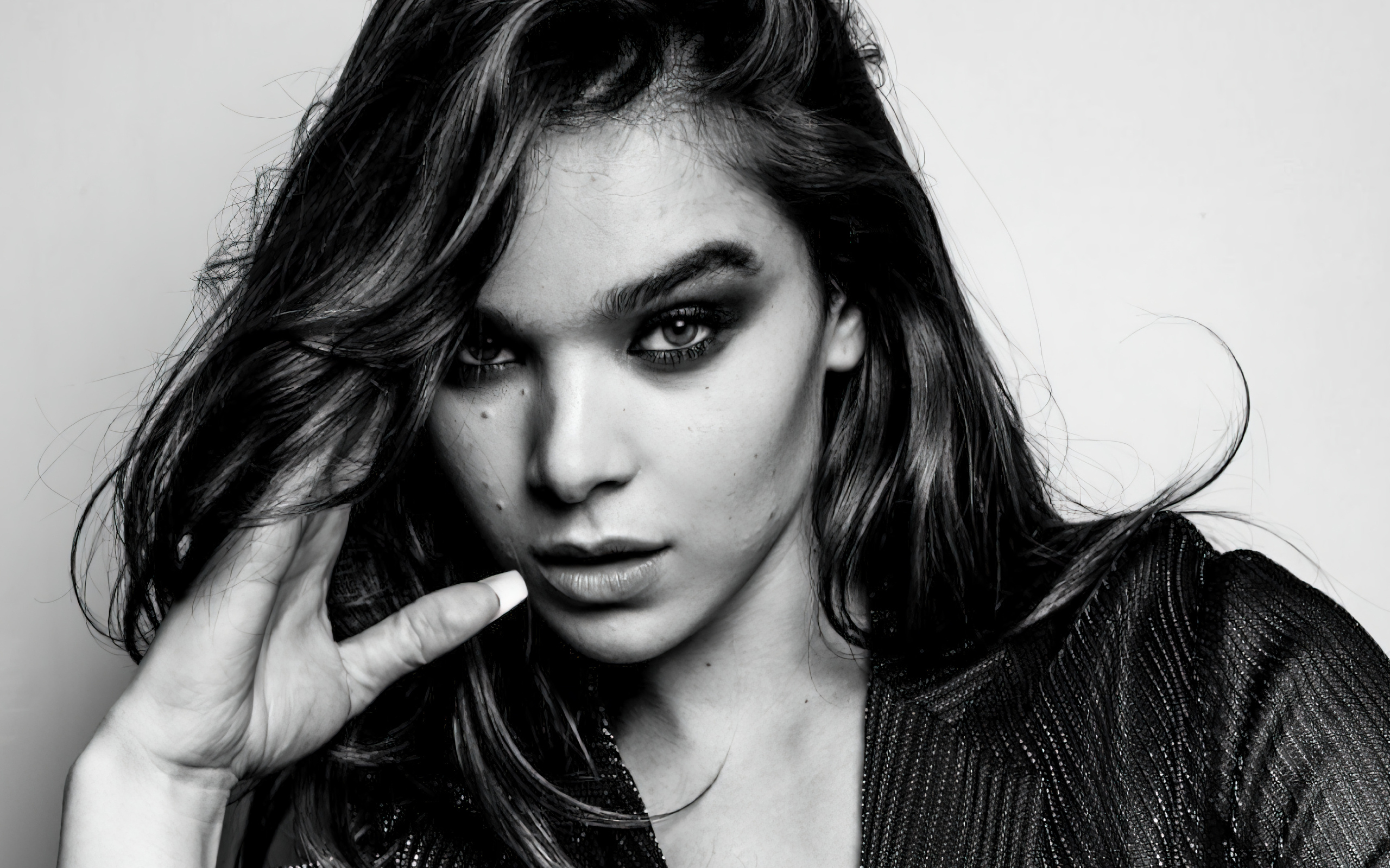 Черно-белое фото актрисы Хейли Стейнфилд на сером фоне