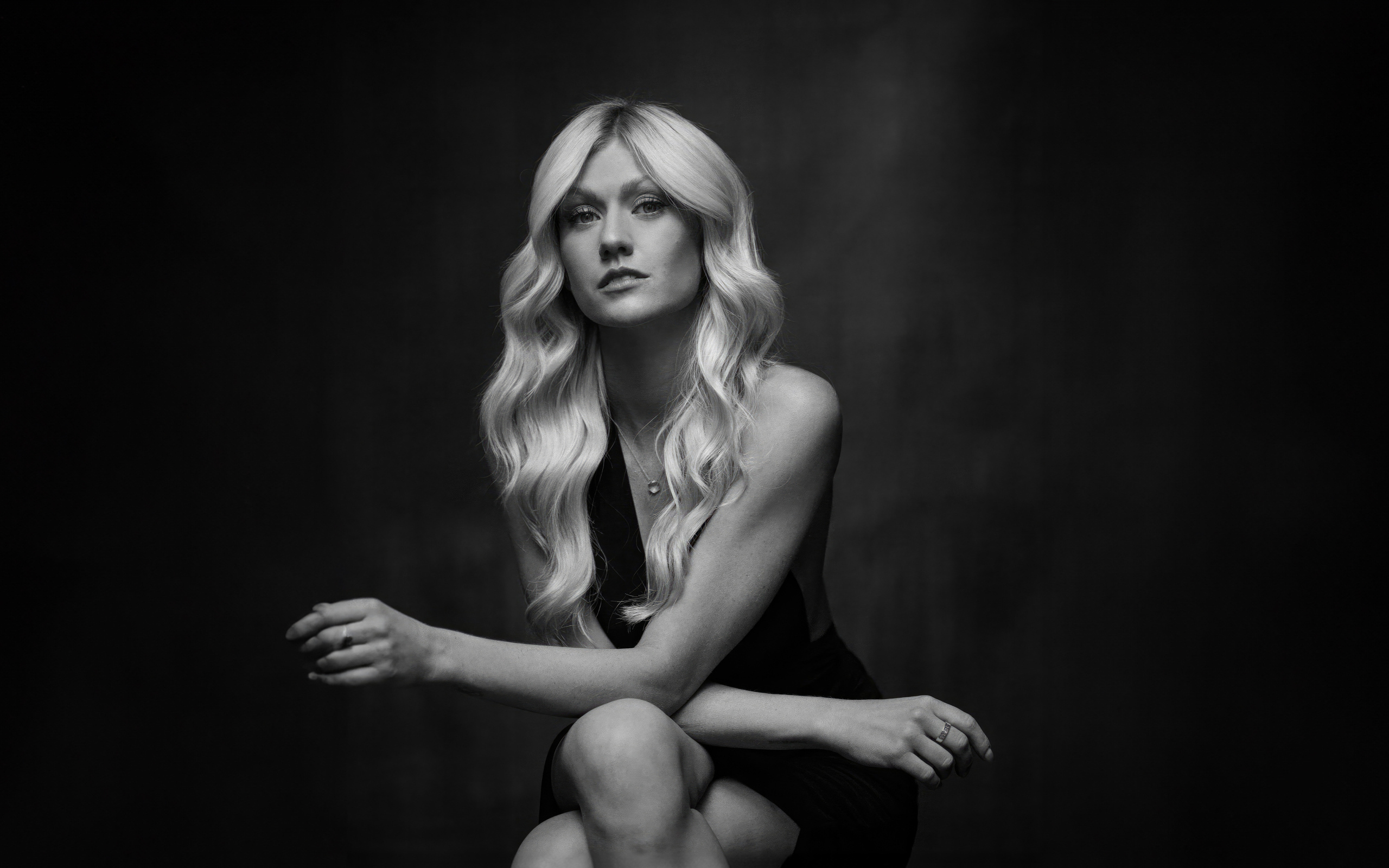 Черно-белое фото актрисы Кэтрин Макнамара