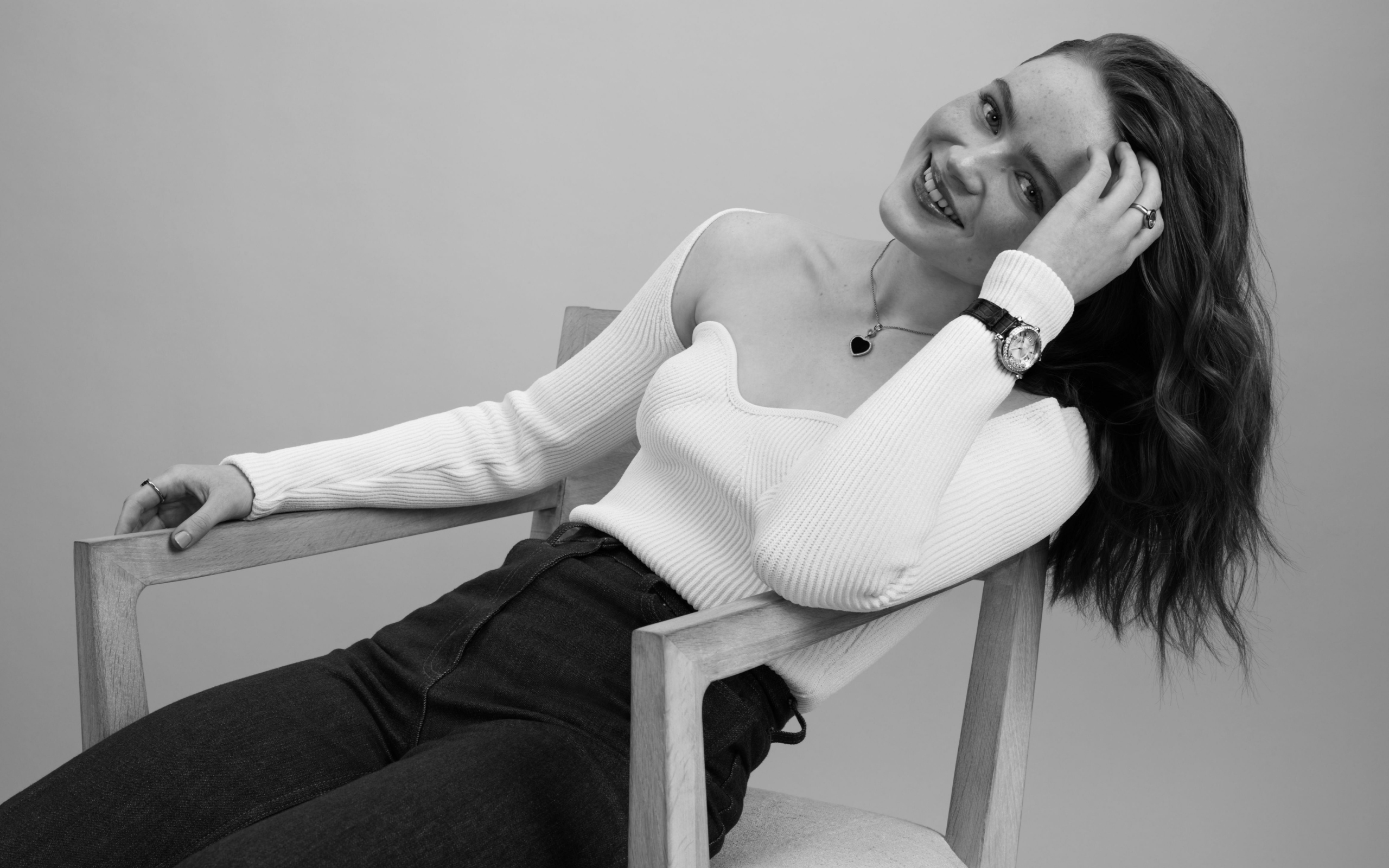 Черно-белое фото актрисы Сэди Синк