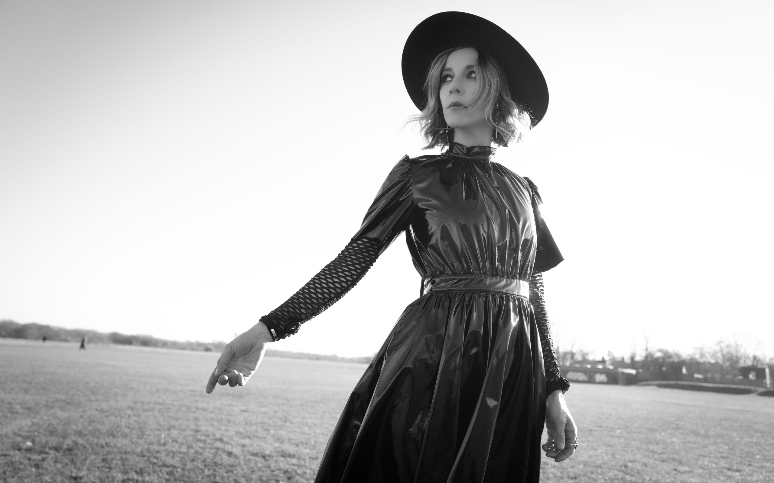 Британская актриса София ди Мартино в черном платье