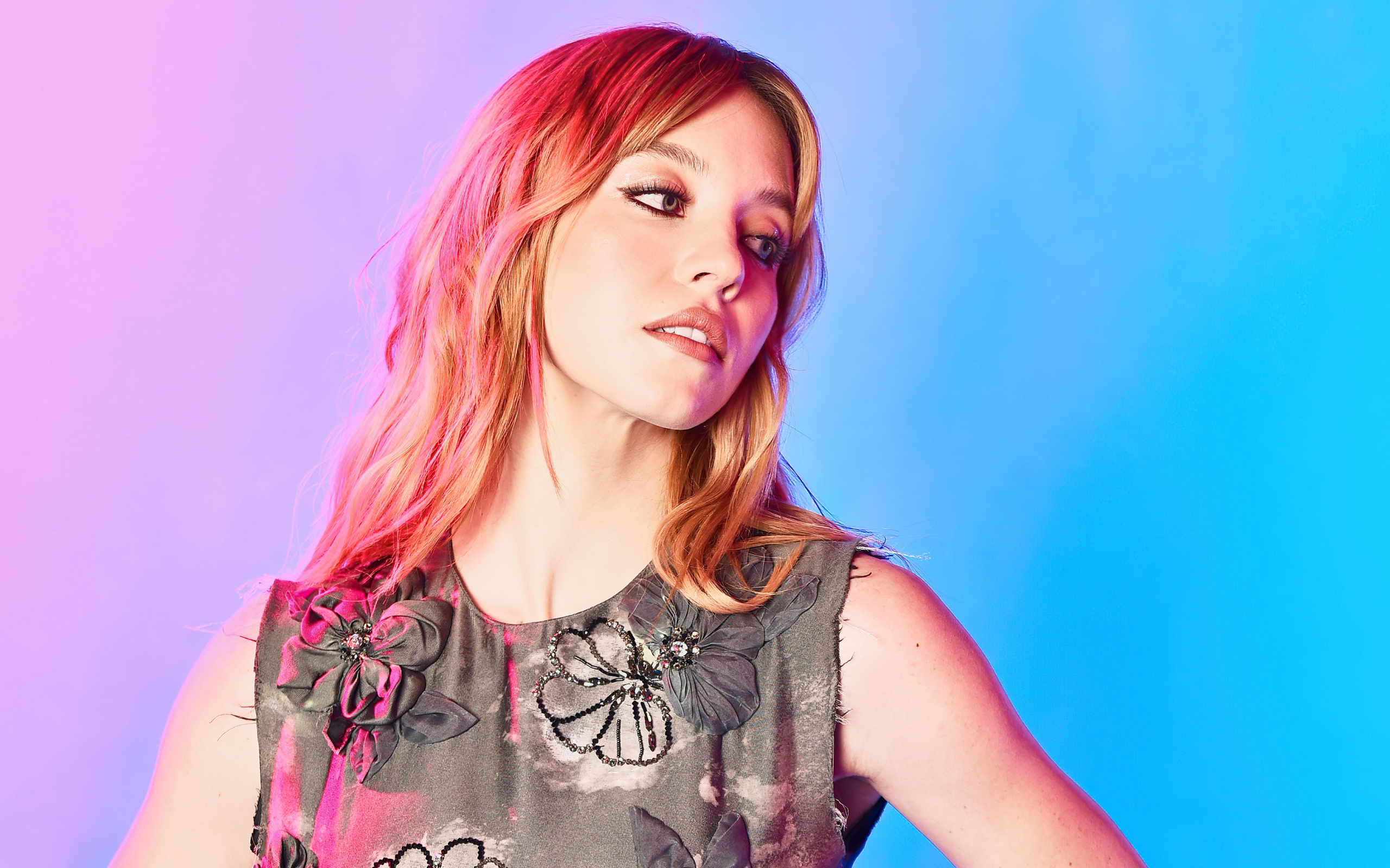 Милая рыжеволосая девушка актриса Сидни Суини