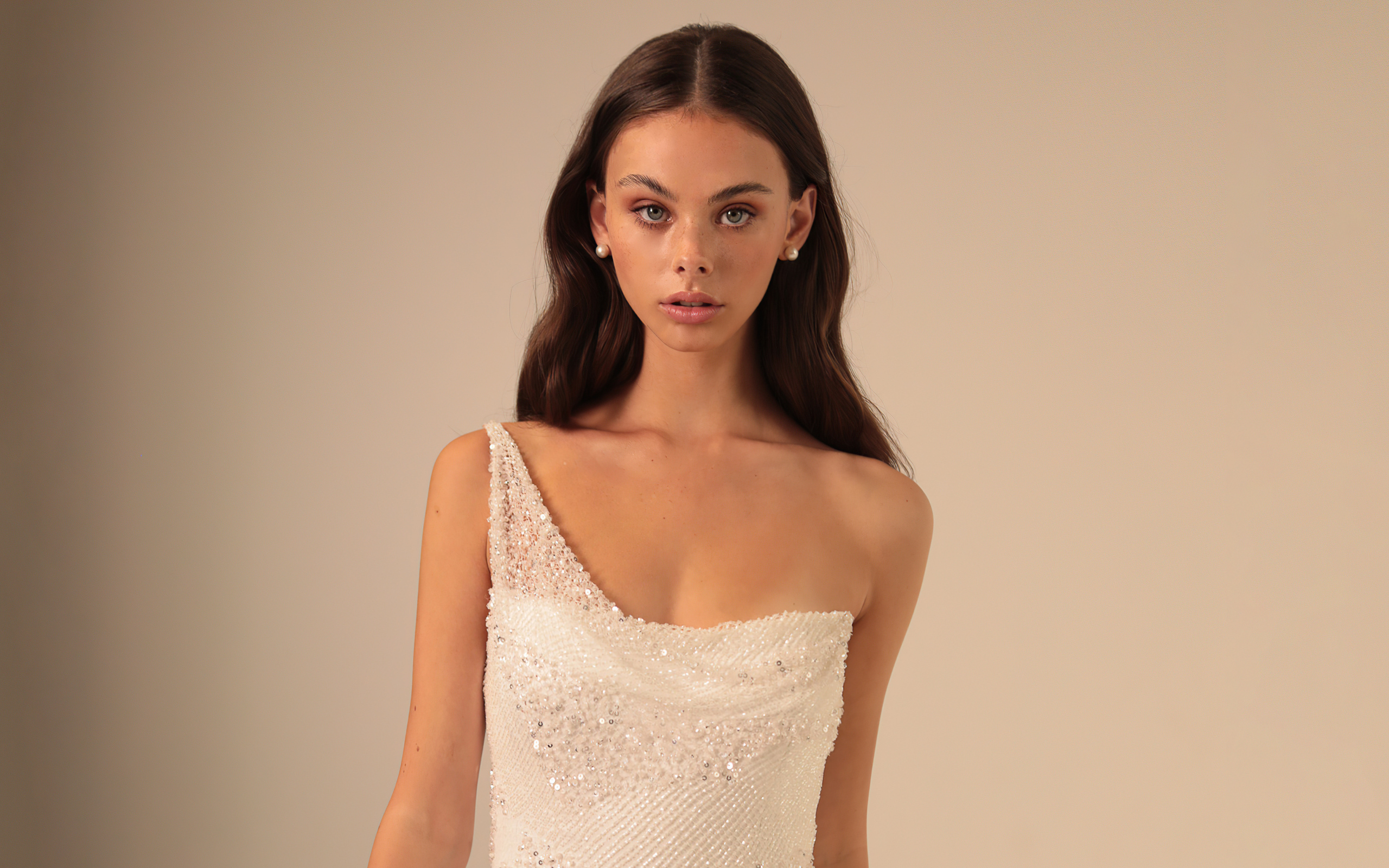 Нежная Мэйка Вулард в белом платье