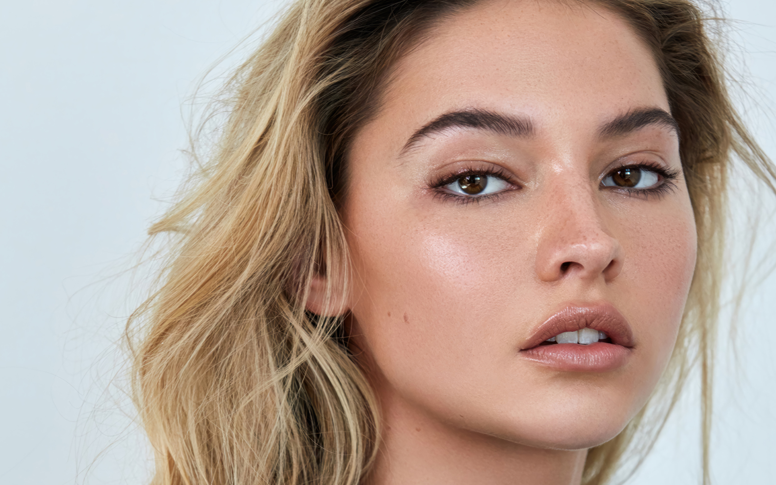 Лицо американской актрисы Мэдлин Клайн