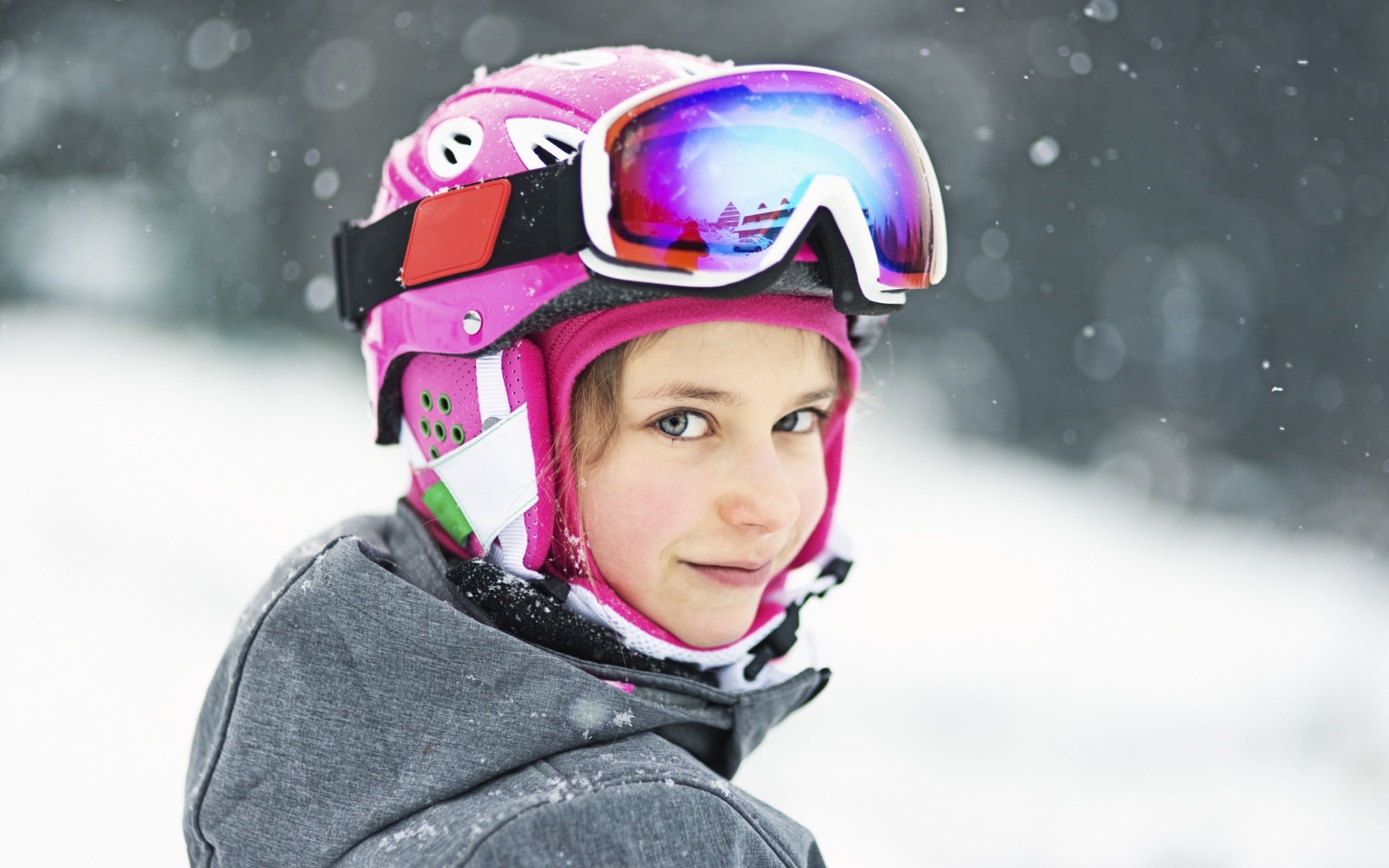 Девочка сноубордистка в шлеме