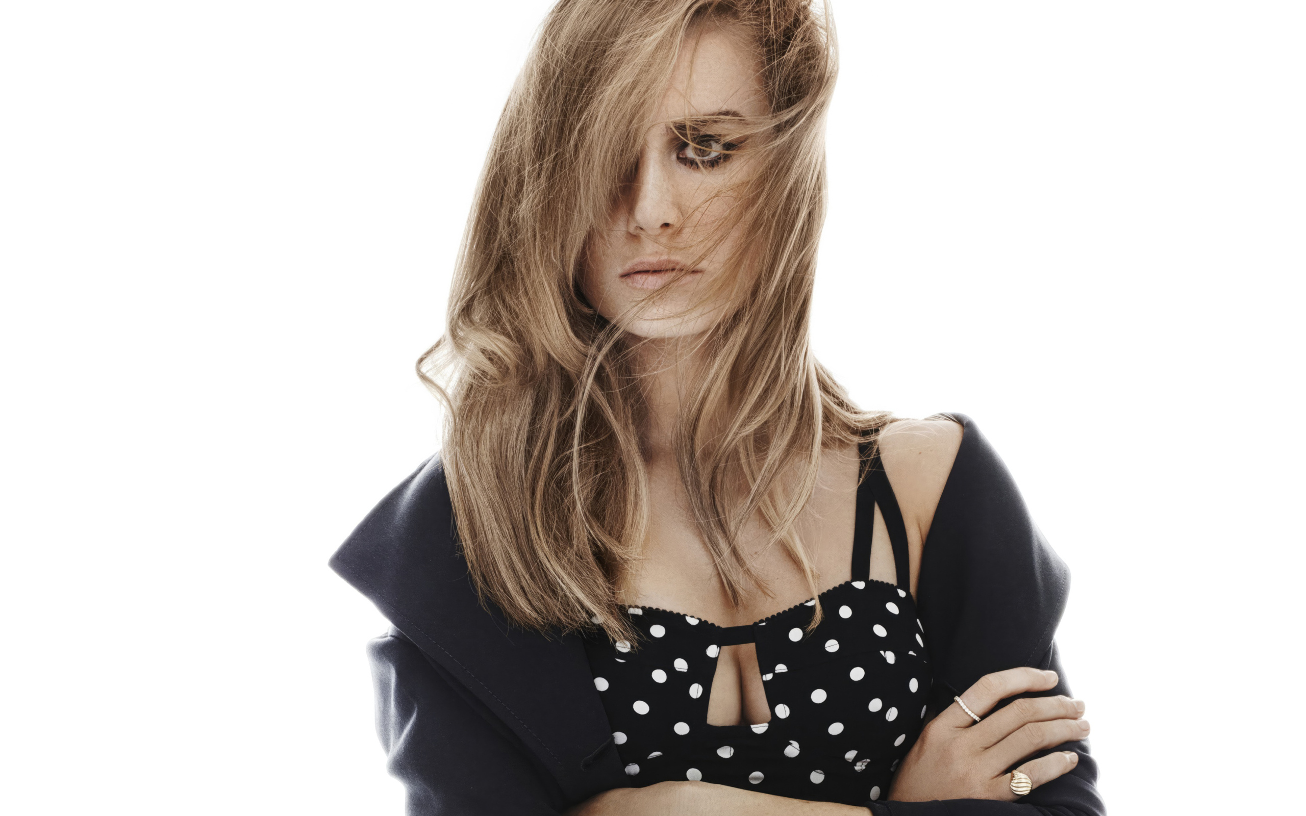 Волосы закрывают лицо актрисы Бри Ларсон