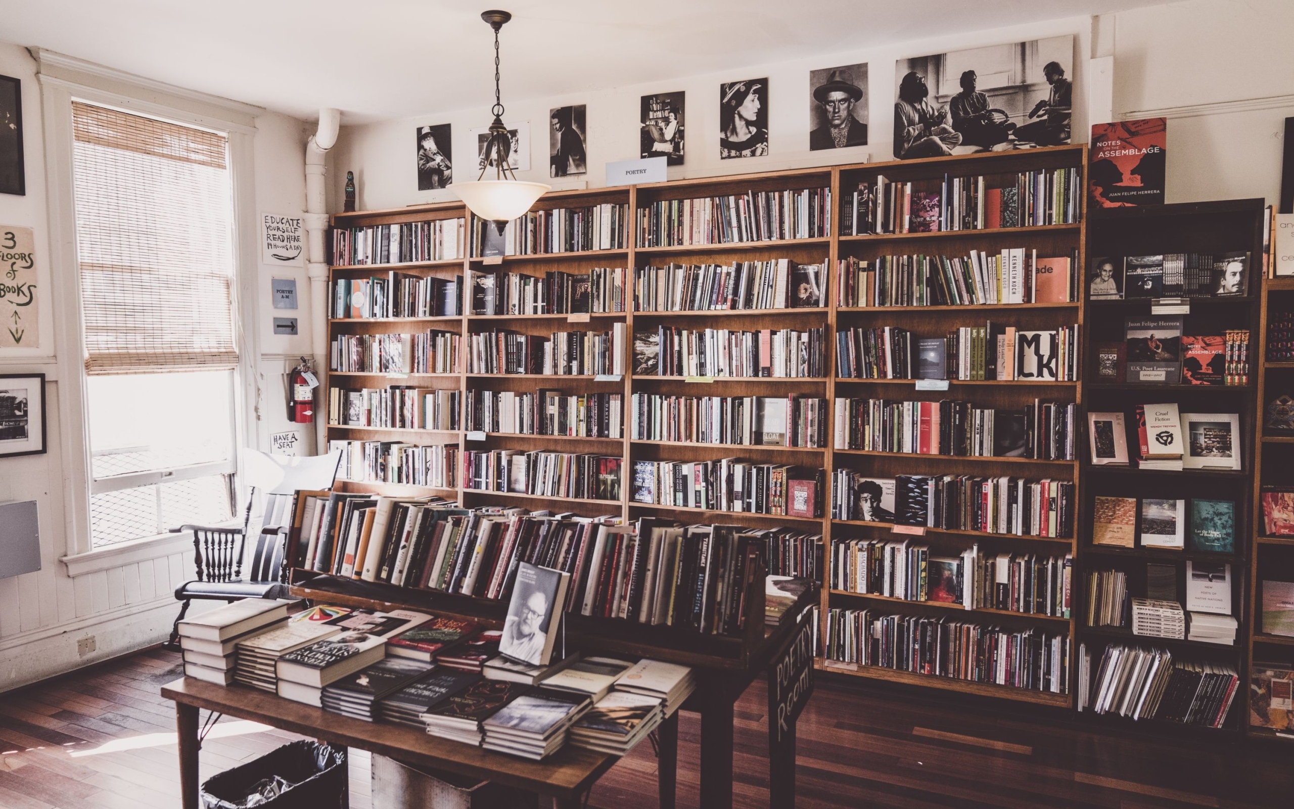 Большой шкаф с книгами в гостиной комнате