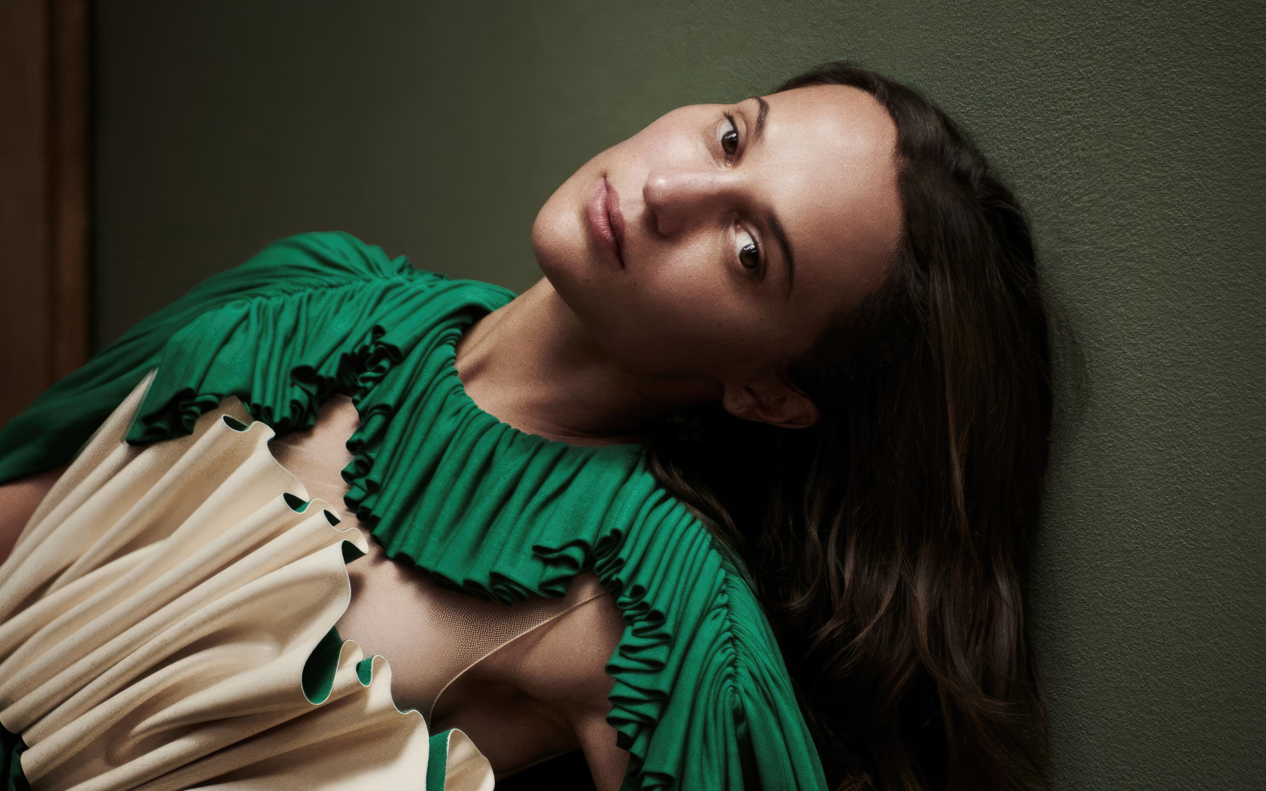 Длинноволосая актриса Алисия Викандер у стены