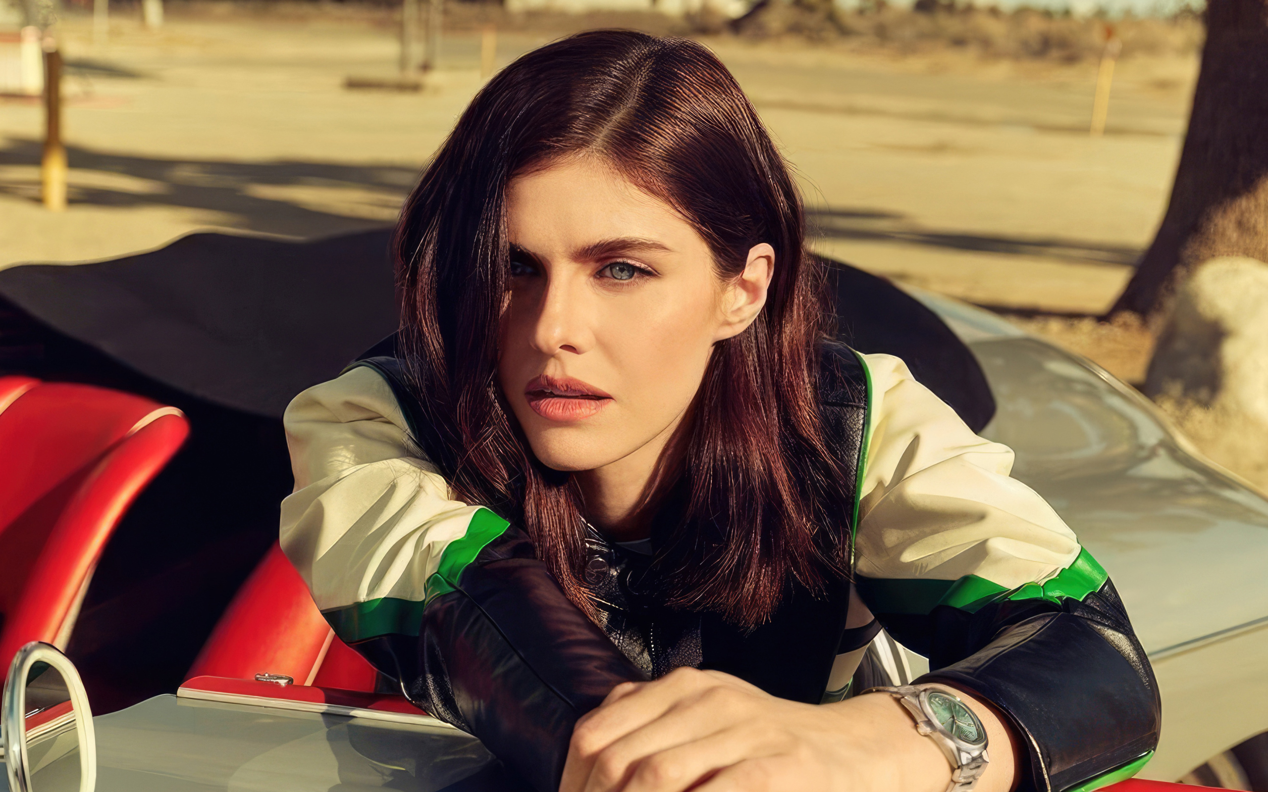 Популярная актриса Александра Даддарио сидит в автомобиле