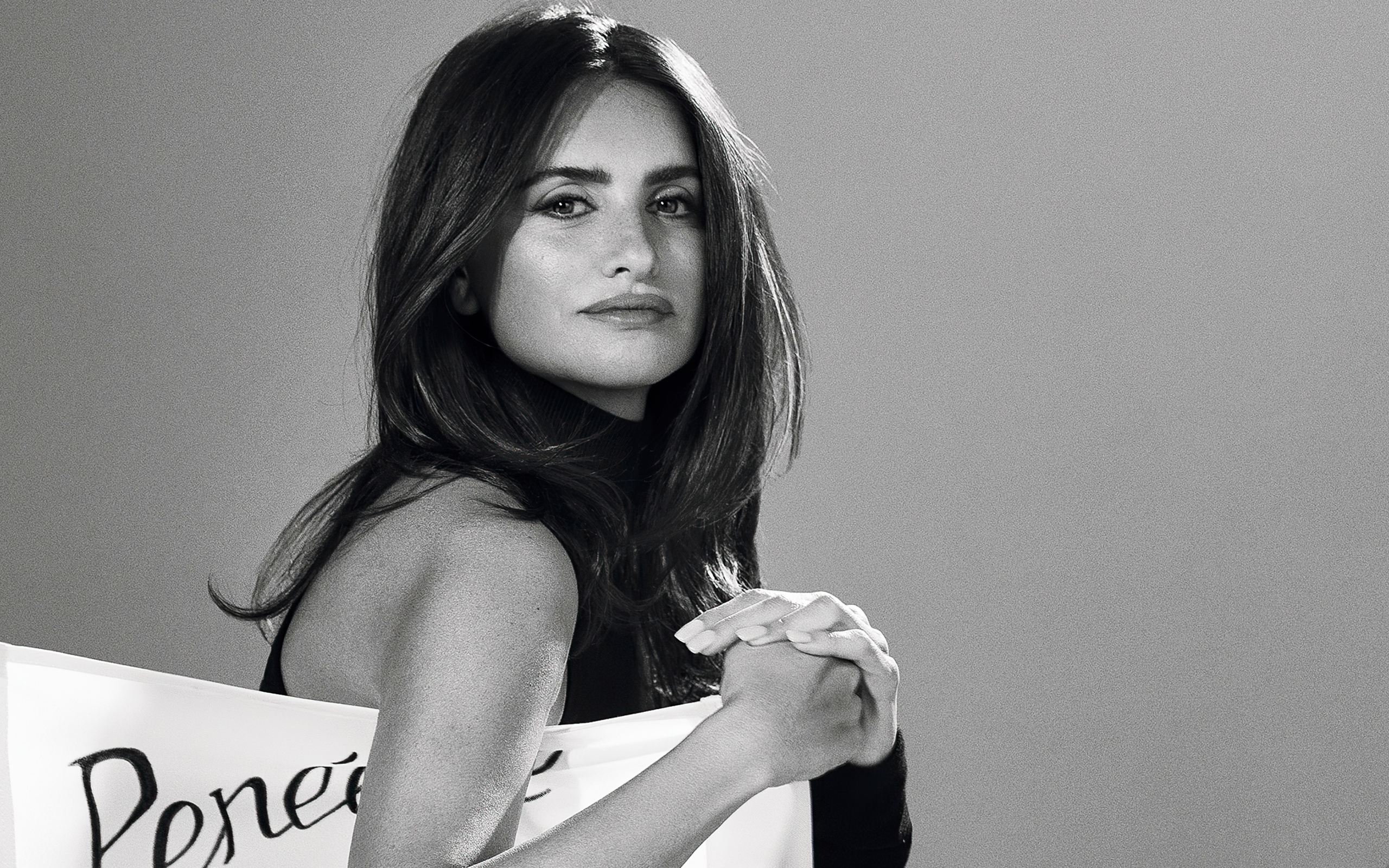 Популярная актриса Пенелопа Крус на сером фоне