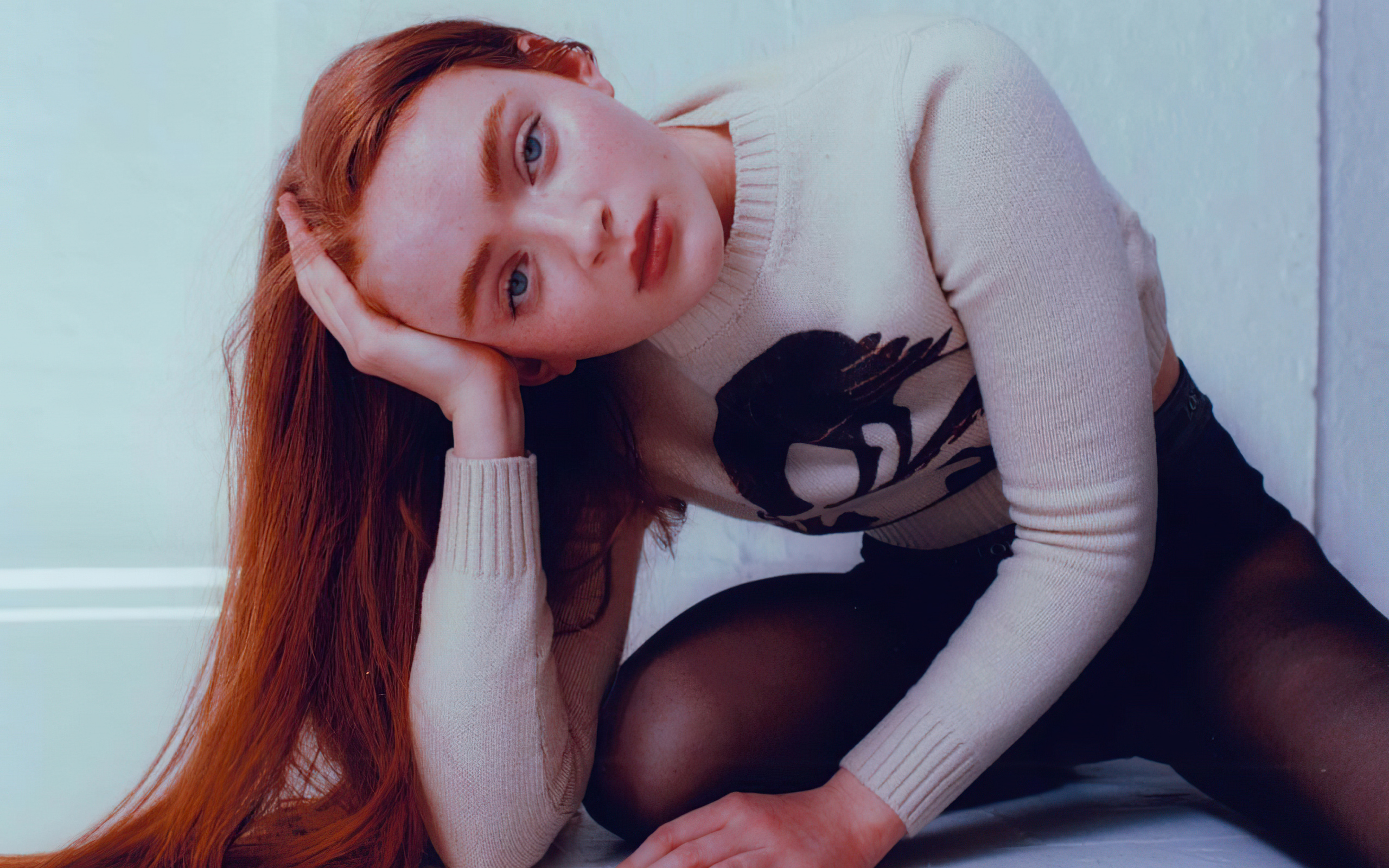 Рыжеволосая девушка актриса Сэди Синк