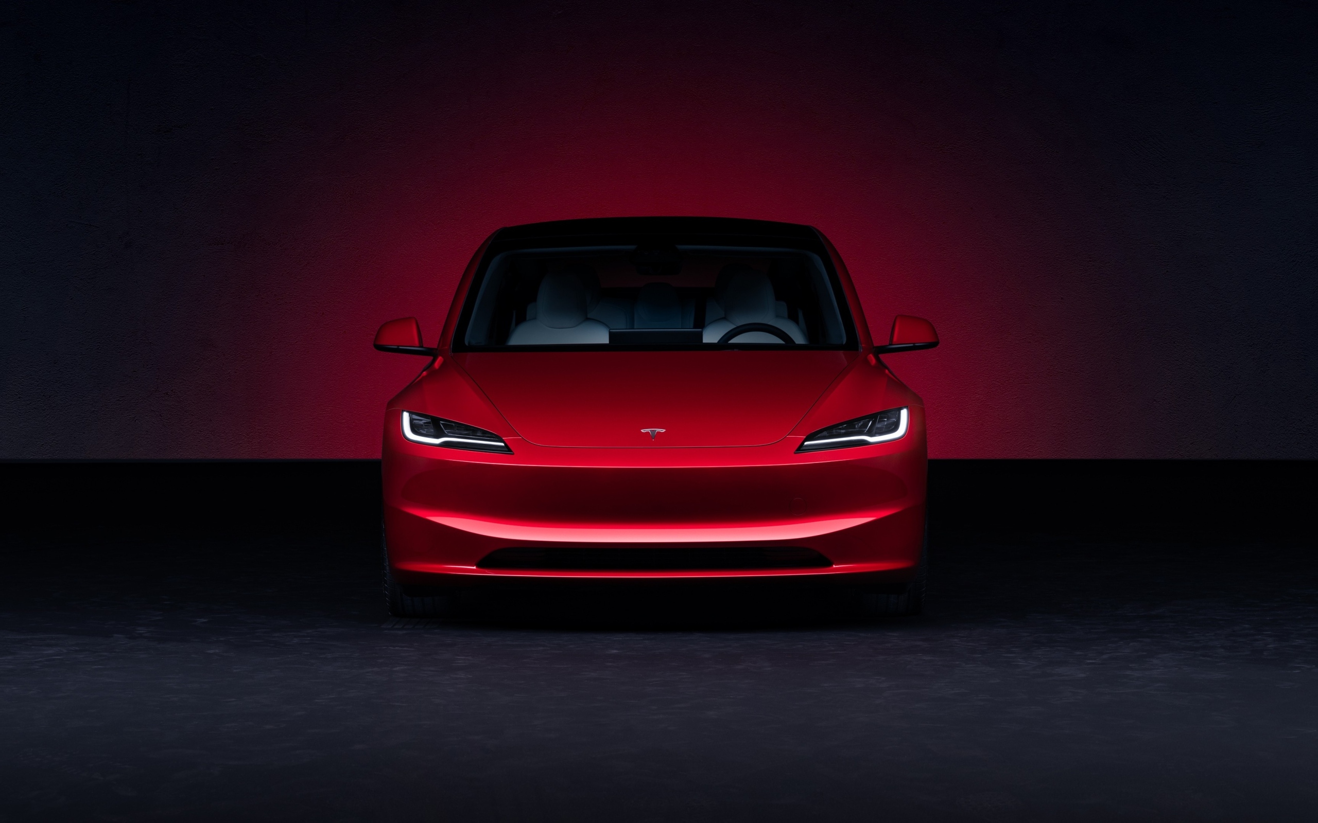 Красная Tesla Model 3 2023 года вид спереди