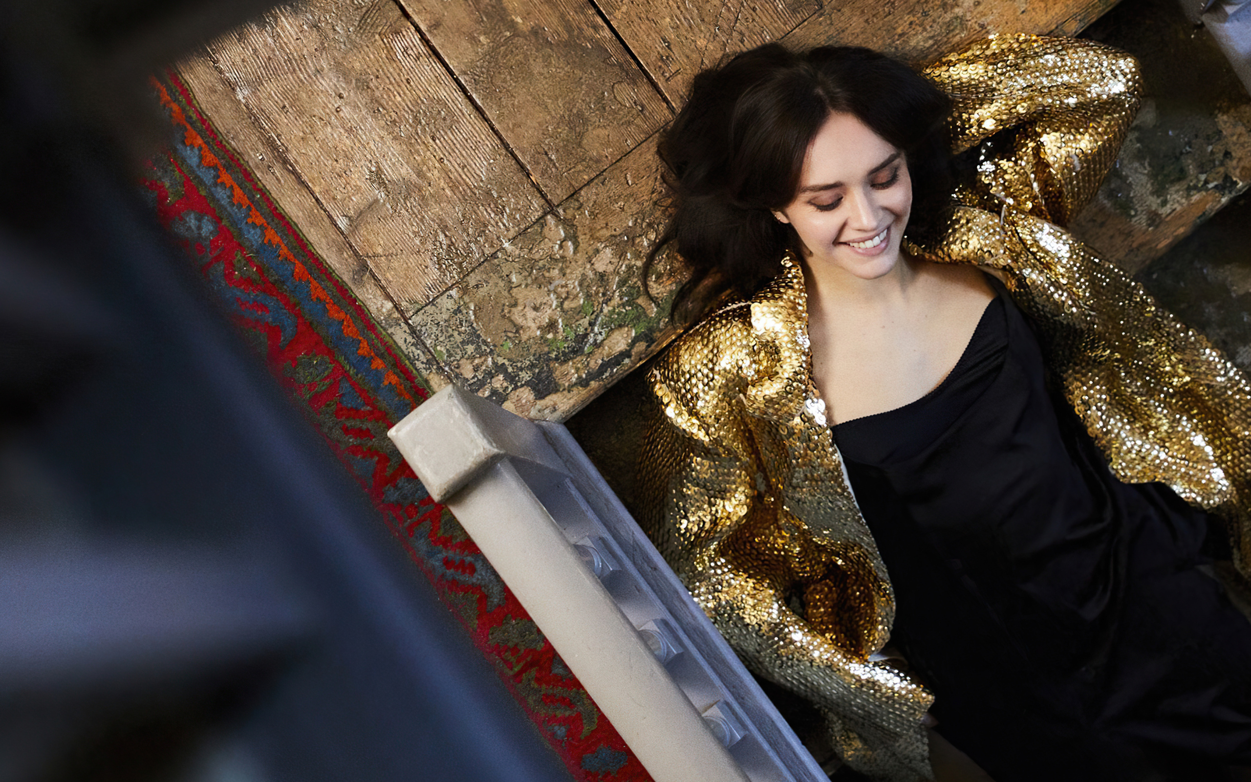 Улыбающаяся актриса Оливия Кук в черном платье