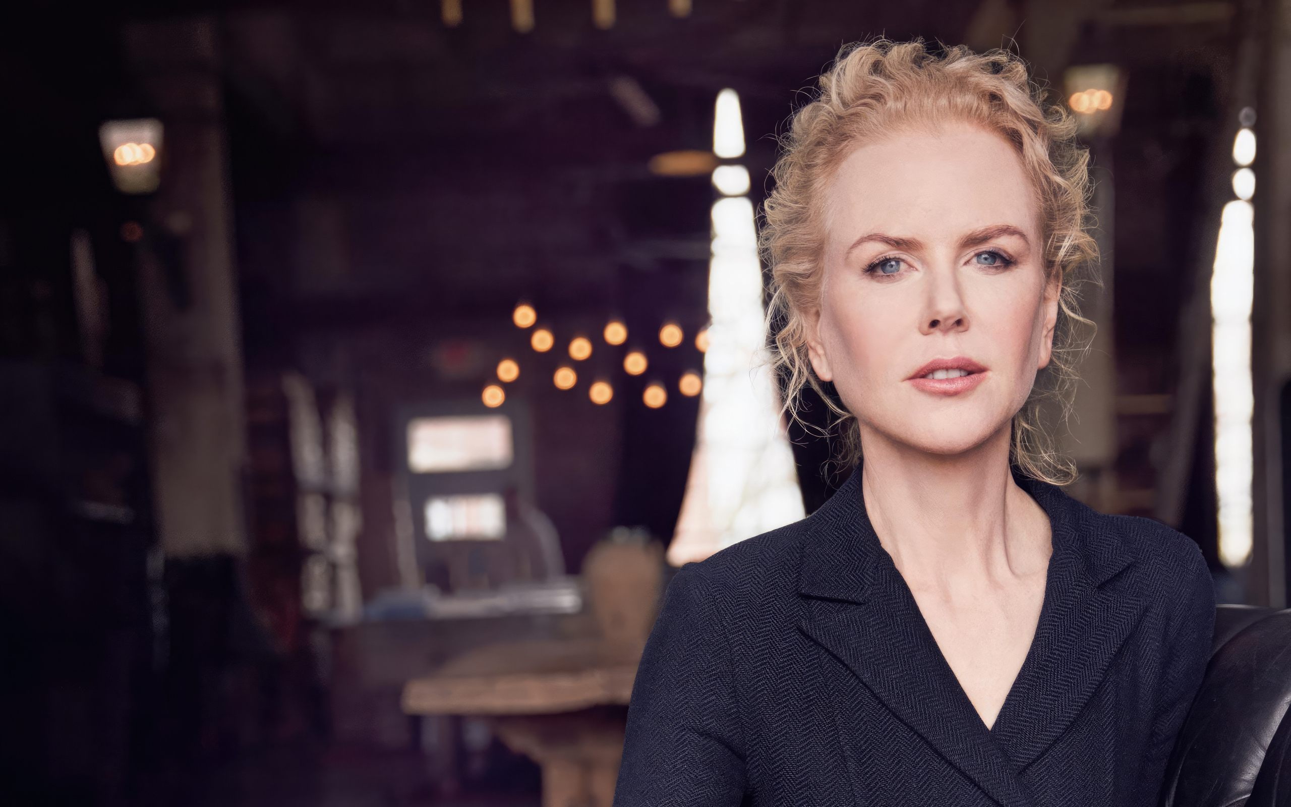 Стильная популярная актриса Николь Кидман в черном