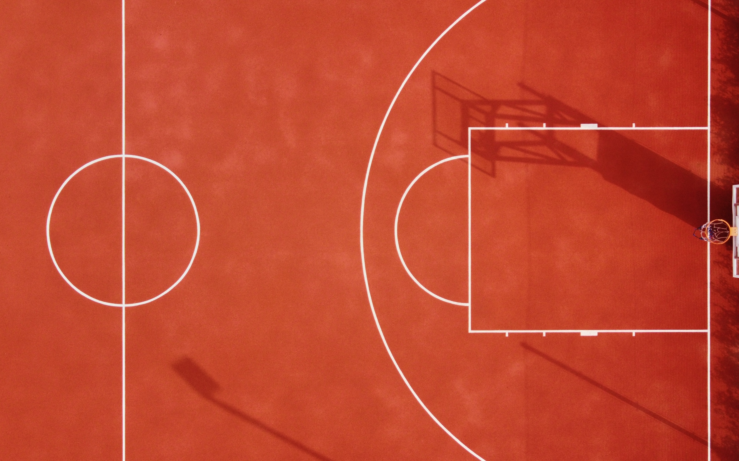 Вид сверху на баскетбольное поле