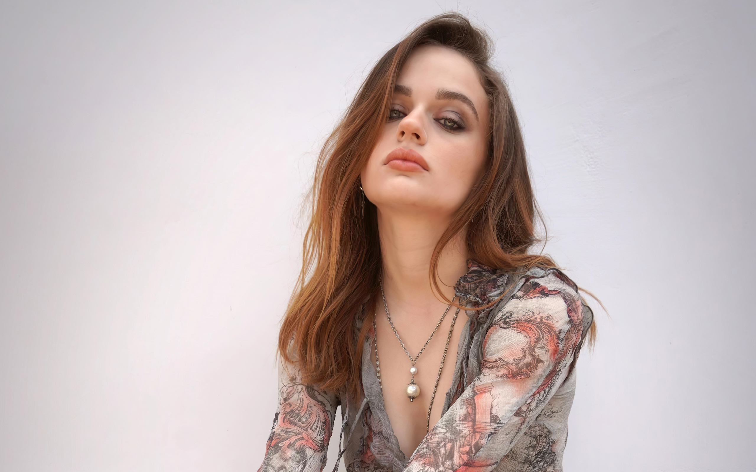 Молодая актриса Джоуи Кинг на сером фоне