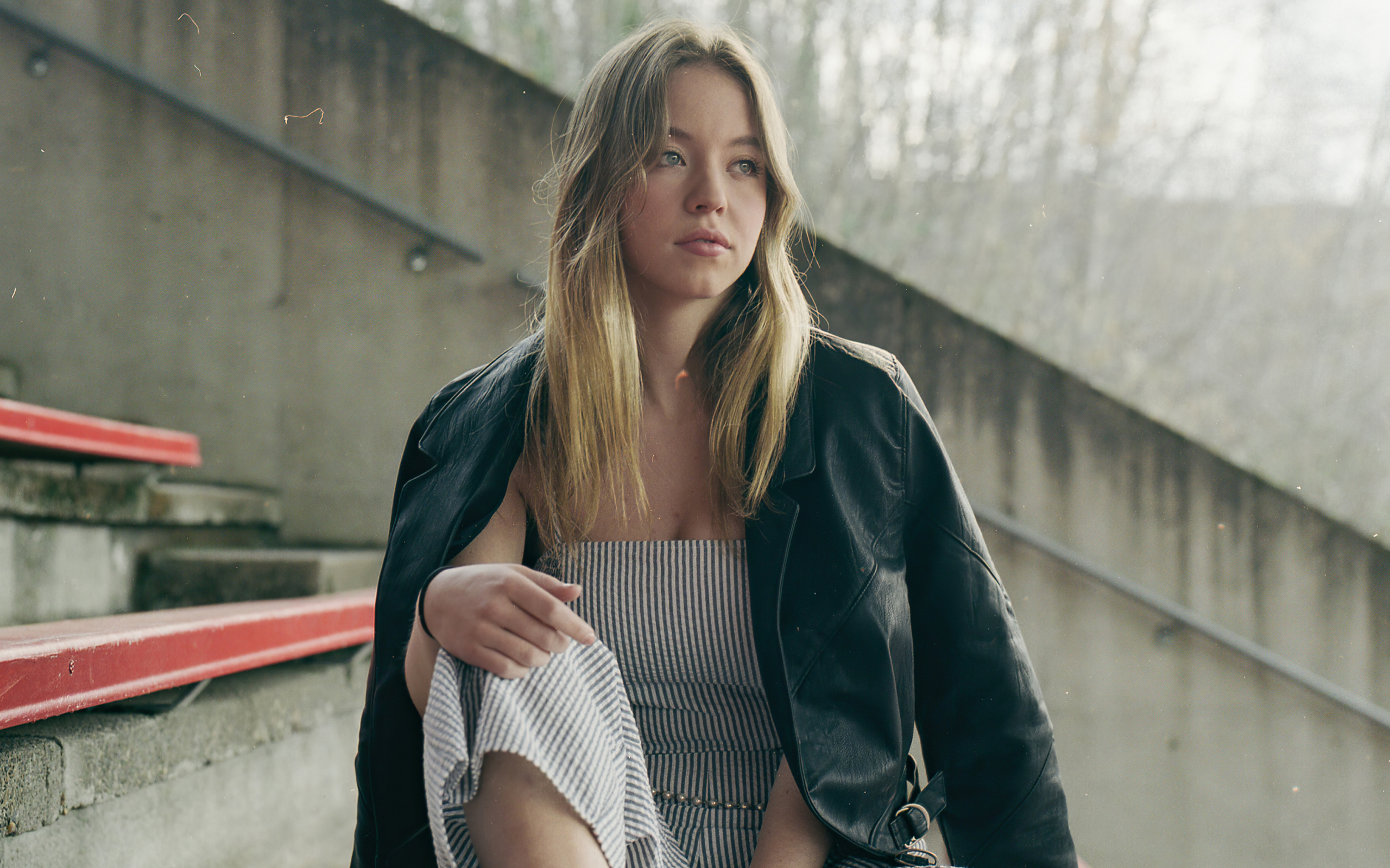 Молодая актриса Сидни Суини в черной куртке