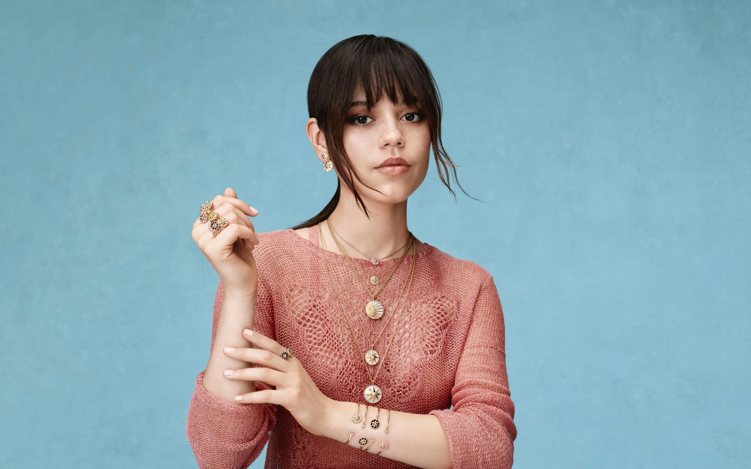 Молодая популярная актриса Дженна Ортега на сером фоне