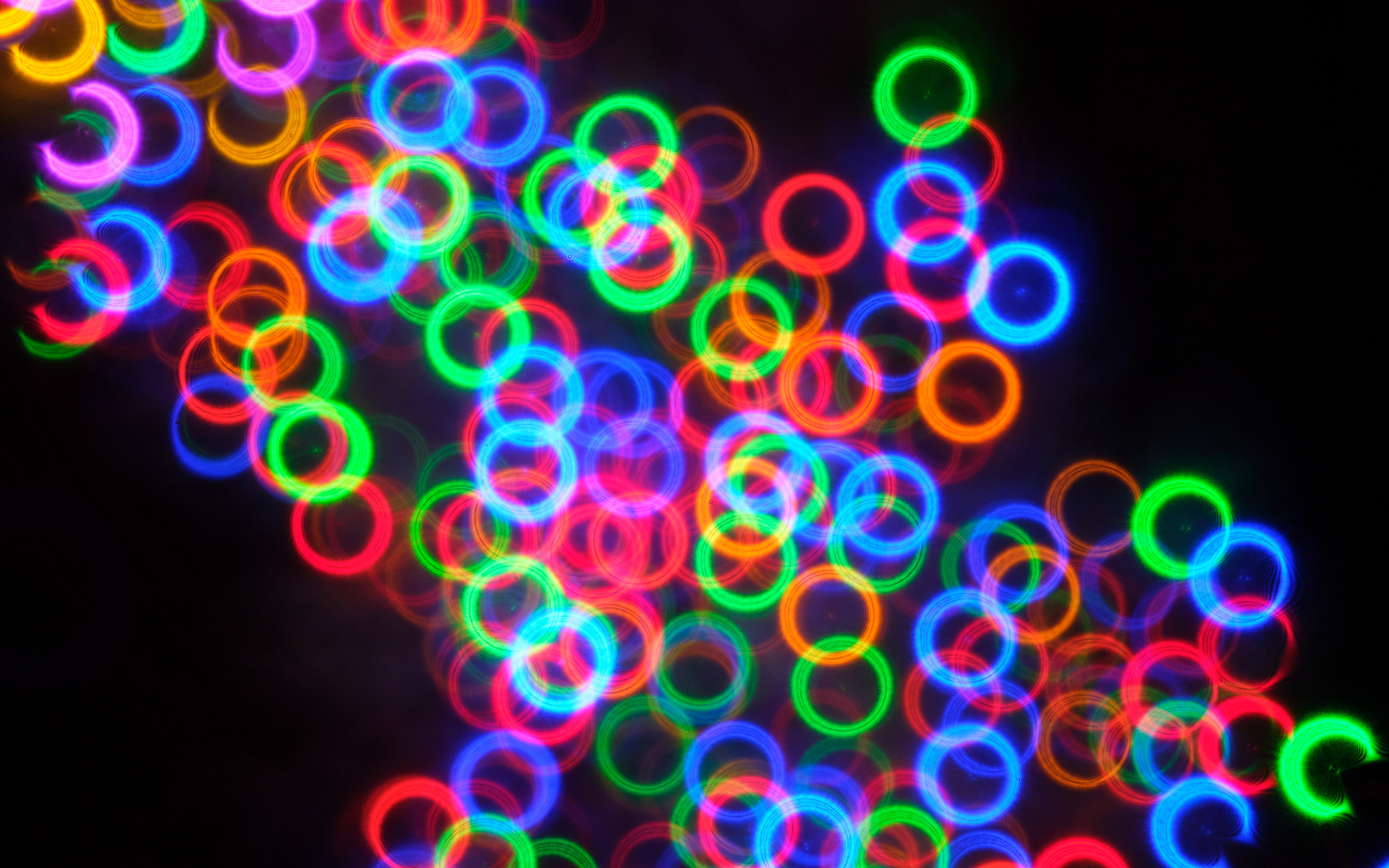 Разноцветные неоновые круги на черном фоне