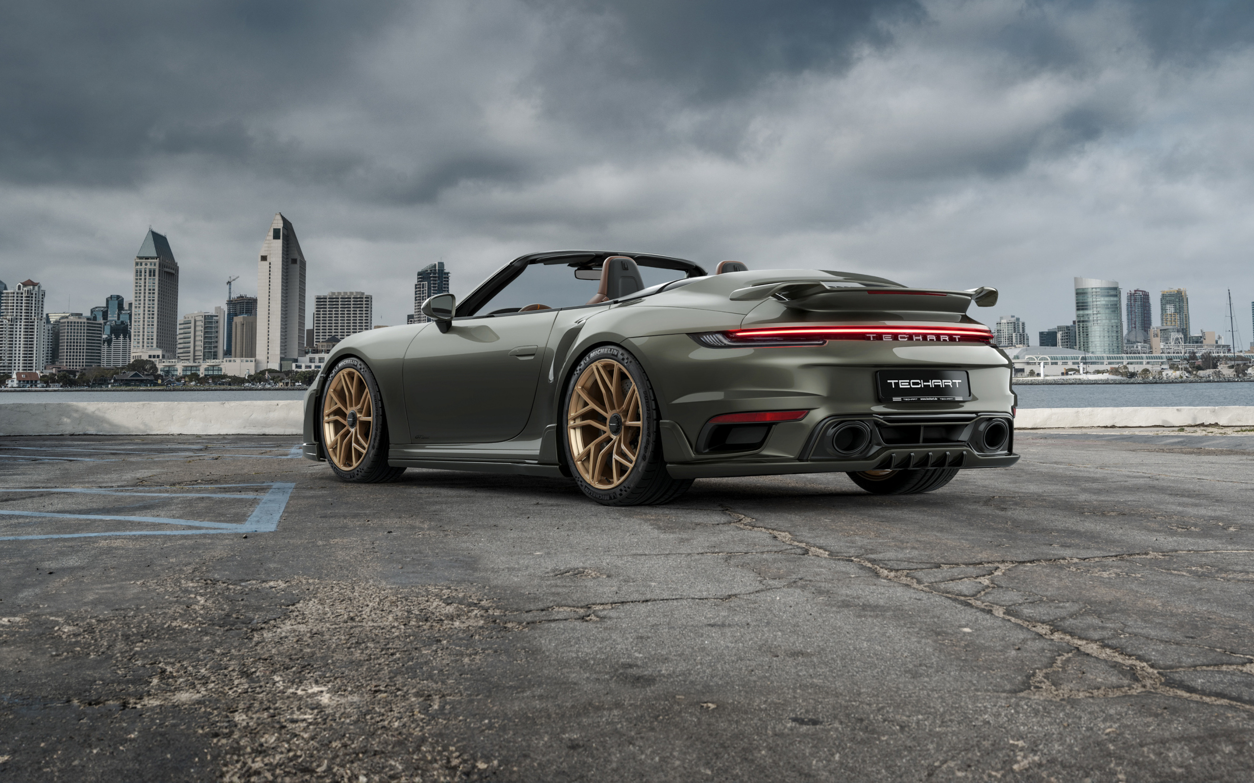 Автомобиль TechArt GTsport Cabrio 2024 года на фоне города