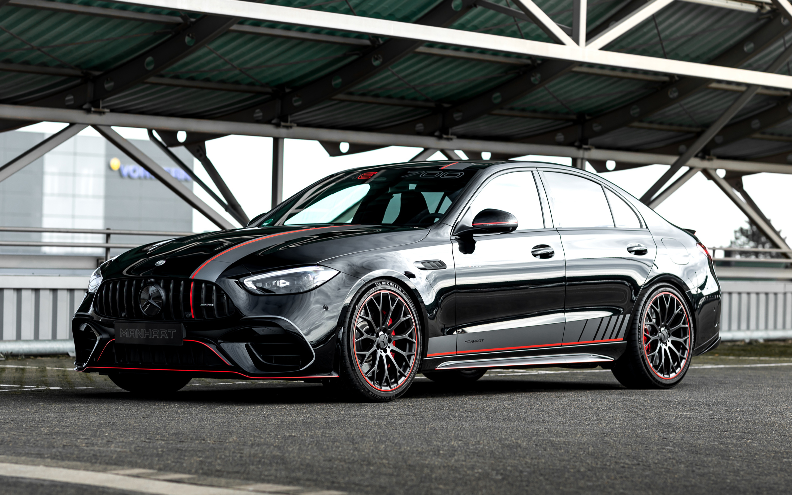 Черный автомобиль Manhart CRE 700 2024 года