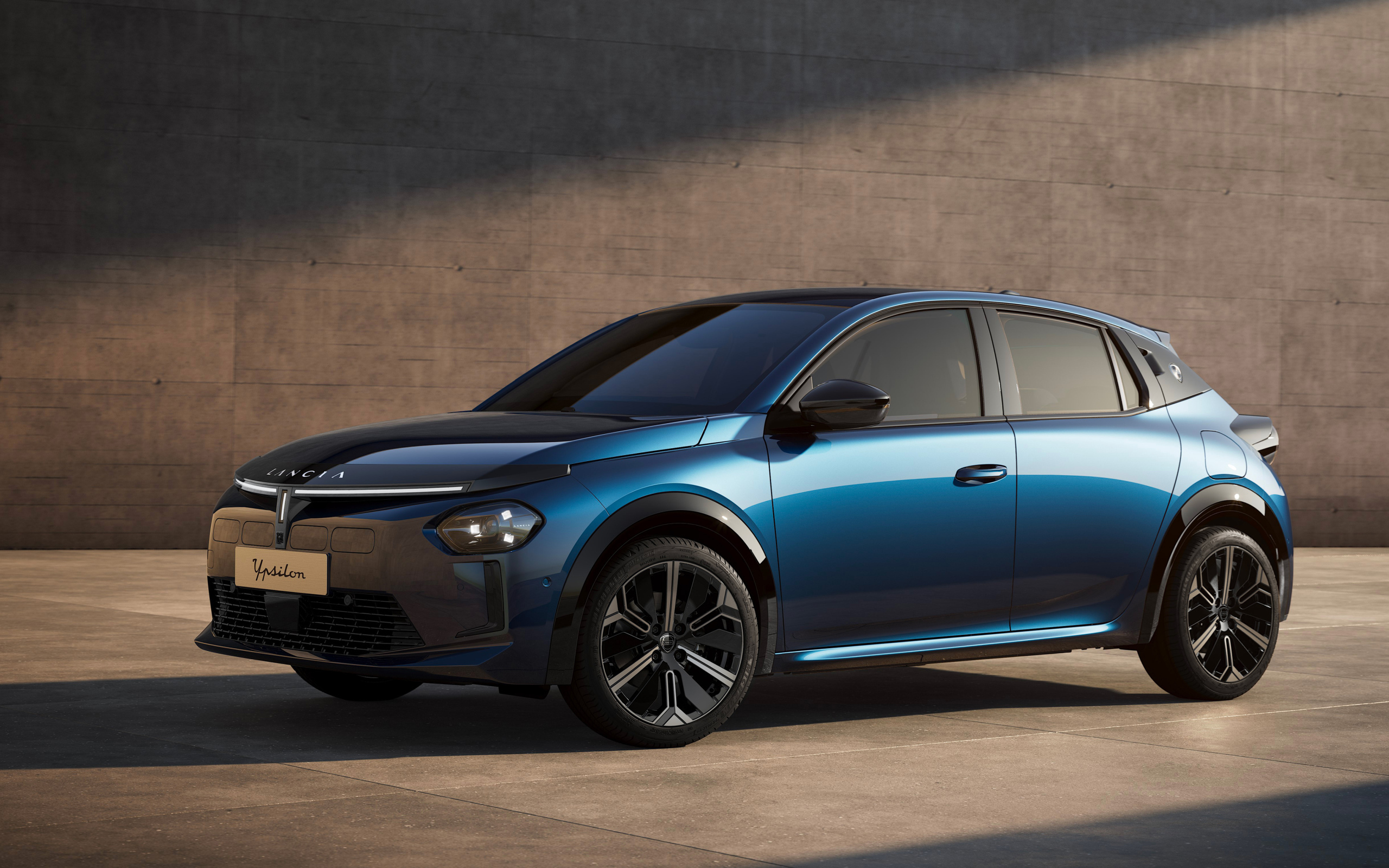 Синий автомобиль Lancia Ypsilon Edizione Limitata Cassina 2024 года